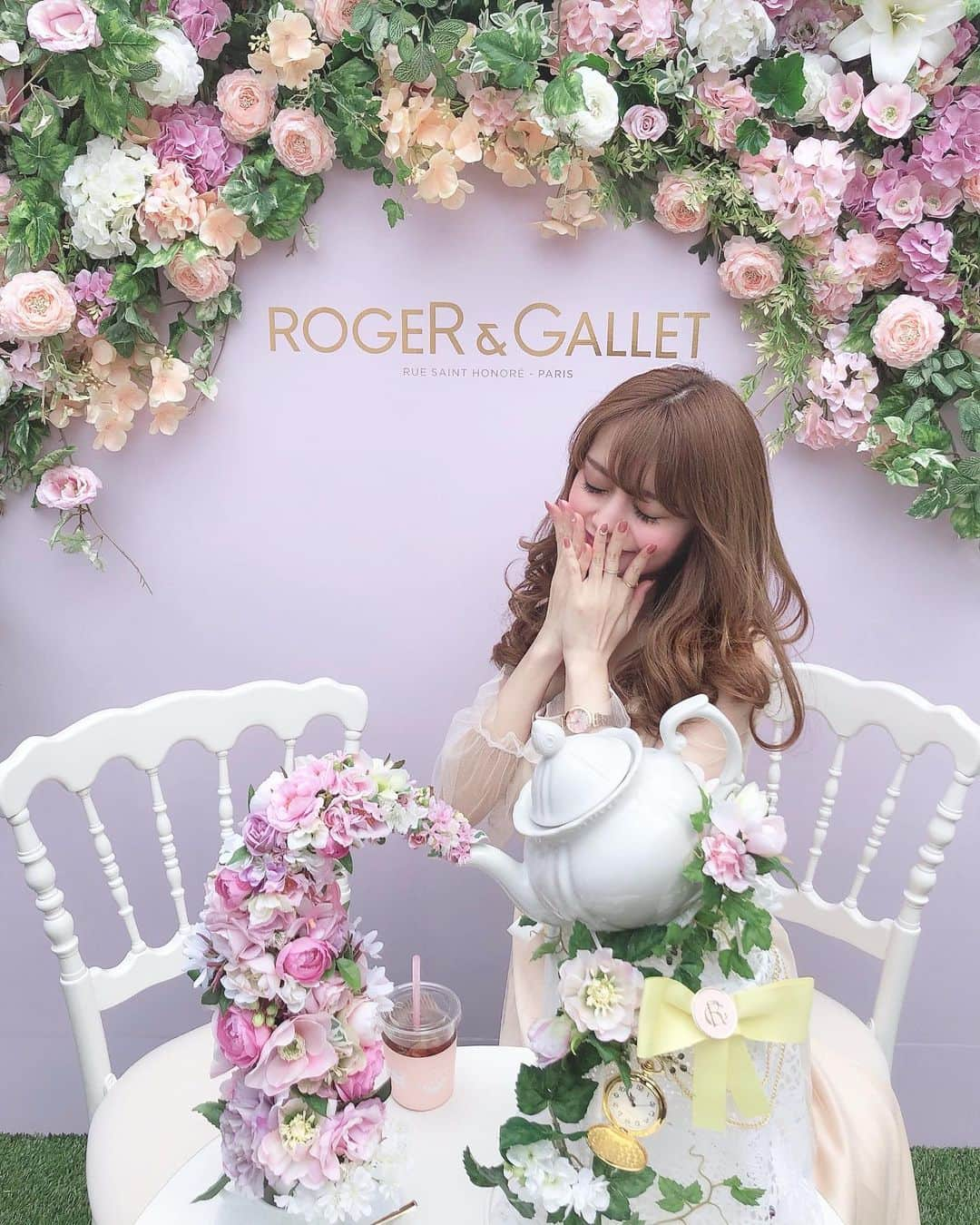 Isakoさんのインスタグラム写真 - (IsakoInstagram)「💐ROGER&GALLET💐 . ロジェガレ @roger_gallet_jp の 可愛すぎるpopupイベントへ💓 . ステキな香りとお花いっぱいの空間に とっても癒されました💐 . . わたしがお邪魔した、ロジェガレ "エスクトレド コロン テ ファンタジー "イベントは、 9/16 18時まで有楽町駅前広場でやってるよ💕 . . #ロジェガレ#テワンダーランド#テファンタジー#ファンタジー#お花#ティータイム#有楽町#銀座#rogerandgallet#ティーパーティー#紅茶#kusumitea#お茶会#flowergarden#garden#ロジェガレコロン」9月15日 21時00分 - ichaaako