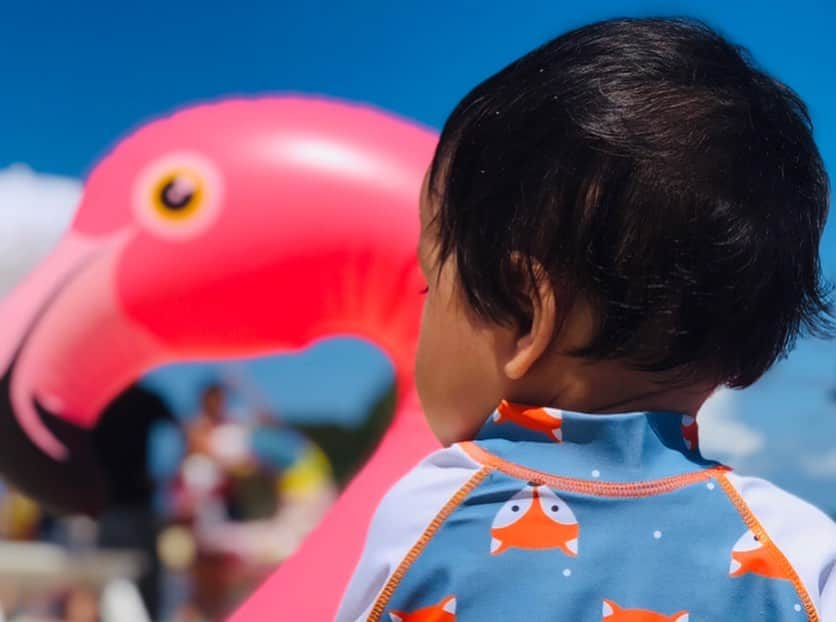 鈴木あきえさんのインスタグラム写真 - (鈴木あきえInstagram)「遅ればせながら… 夏休みをいただいて行ってきた 宮古島・沖縄旅行の思い出を🌈🌈🌈 今回の沖縄は 阪急交通社さんの旅行プランで行かせていただきました🏝🌈 文化放送のラジオショッピングで パーソナリティとして紹介しつつも、 いちリスナーとして申し込みもさせてもらったんです（笑）  そこに 個人的に宮古島を別でつけた旅にしました🥰  いや〜 本当に楽しかった！！！！ 海も食事も景色もホテルも、大満喫🥰  海も どうなるかなぁ〜と思ってましたが 息子もすごく楽しんでいて、  しかも かりゆしビーチリゾート・オーシャンスパさんのプライベートビーチは ベビーエリアなども充実していたので とっても嬉しそうにきゃっきゃ遊んでました🏖💓 私も 人生初の #シーウォーク にトライしたりして🐠 ✱  そして 沖縄かりゆしアーバンリゾート・ナハさんでは 朝食にまさかの離乳食のサービスがあって めちゃめちゃ感動☺️ 心なしか私が作る離乳食より食いつきが良かった気がする息子なのでした。笑  それと 今回の旅で数々のそばを食べましたが笑、 名護パイナップルハウス2階にあるレストラン “パイナップルキッチン”の アグーの肉そばが 個人的にチャンピオンでした🥳  ジューシーという 沖縄の炊き込みご飯おにぎりも美味しかったよ👍🏻 楽しかったなぁ💓  また旅行に行けるように 日々の生活も 大切に楽しく頑張っていこーう！！！ 旅行中お世話になった皆々さま ありがとうございました🥰🌈 #宮古島沖縄 #旅行 #赤ちゃん連れ旅行 #色んなところに一緒に行きたい #趣味旅行 #ありがとうございました」9月15日 21時06分 - akiesuzuki0312