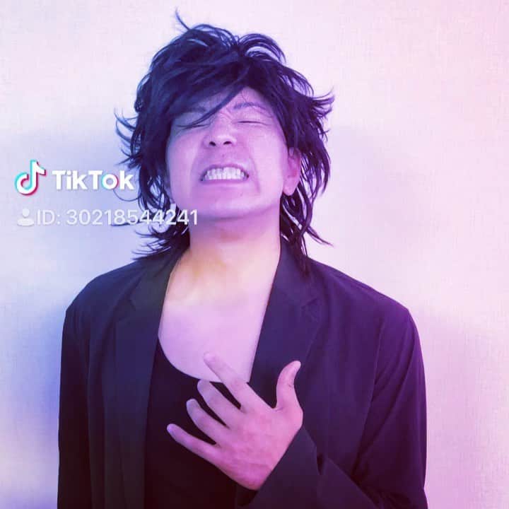 長田庄平のインスタグラム：「氷室京介でlemon歌ってみた #氷室京介 #ヒムロック #lemon #米津玄師 #wi #癖歌 #歌 #チョコレートプラネット」