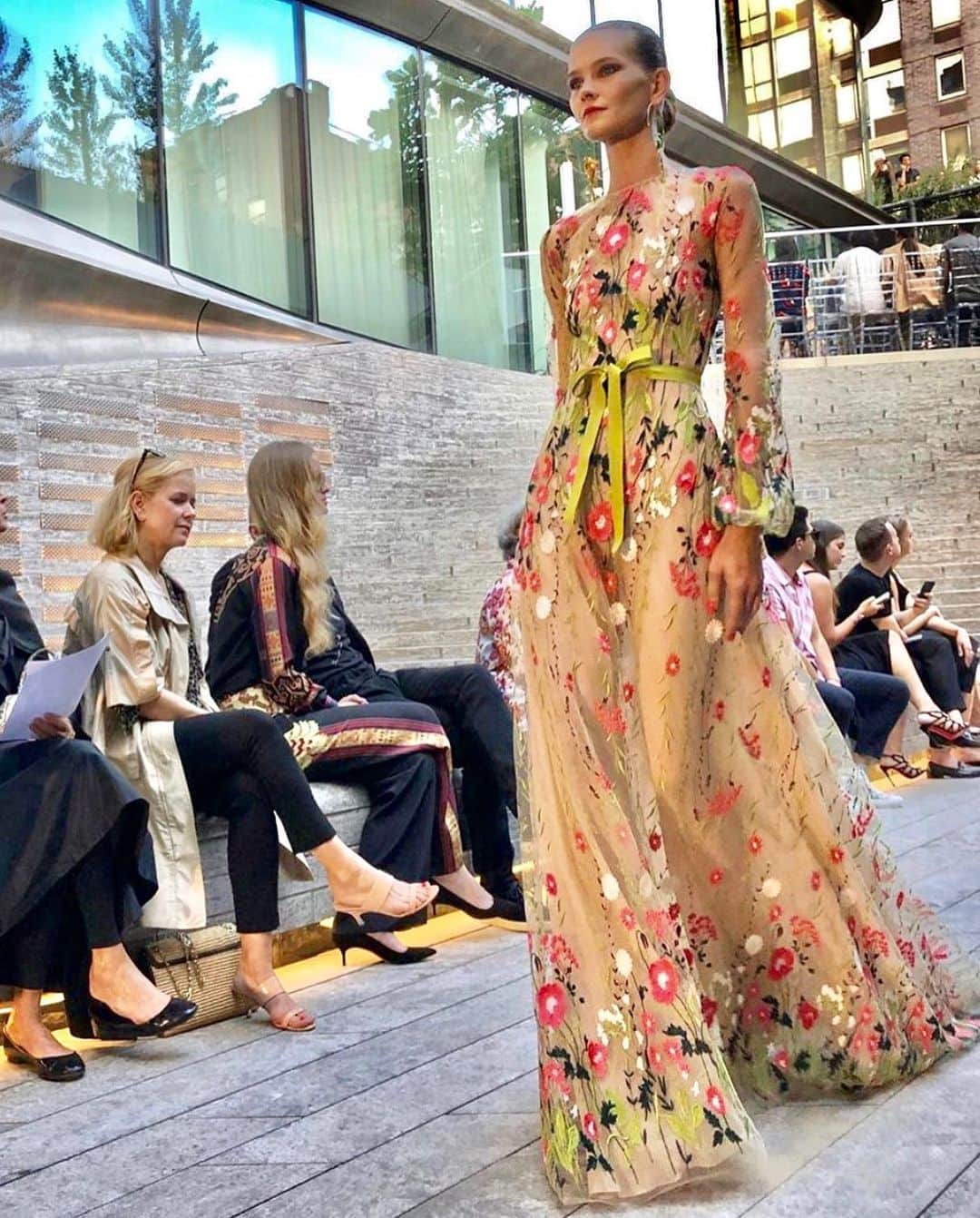 のインスタグラム：「Naeem Khan #ss2020. #floral #lace #garden #glamour」