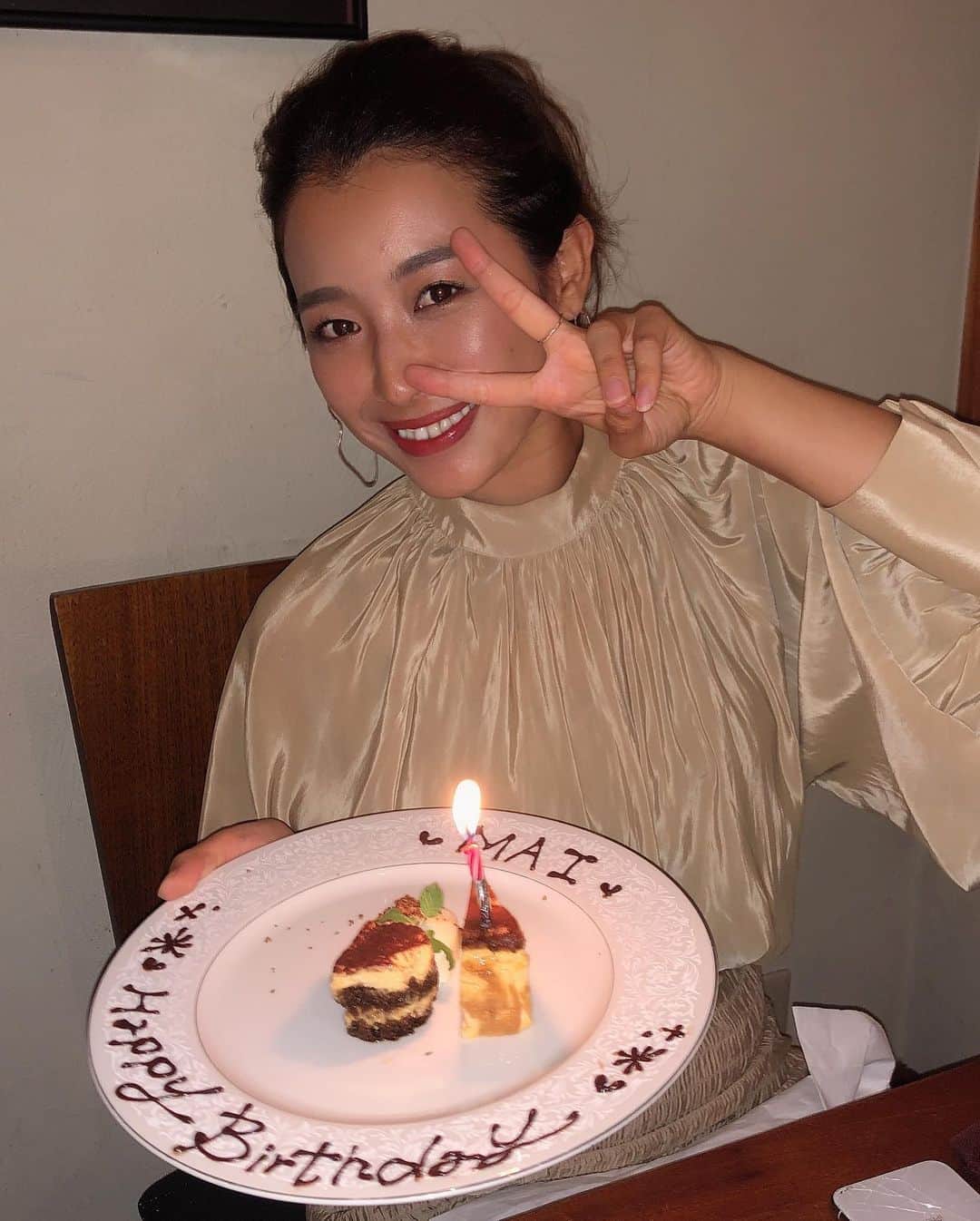 鬼辻麻衣さんのインスタグラム写真 - (鬼辻麻衣Instagram)「２７歳になりました🐰🎂 ・ ・ 大好きな人たちにお祝いしてもらえて、 ほんとに幸せ。 まわりの人たちを大切にして過ごしていきます♡ みんな大好き😚❤️❤️❤️ いつもありがとう！！」9月15日 21時12分 - kitsumai