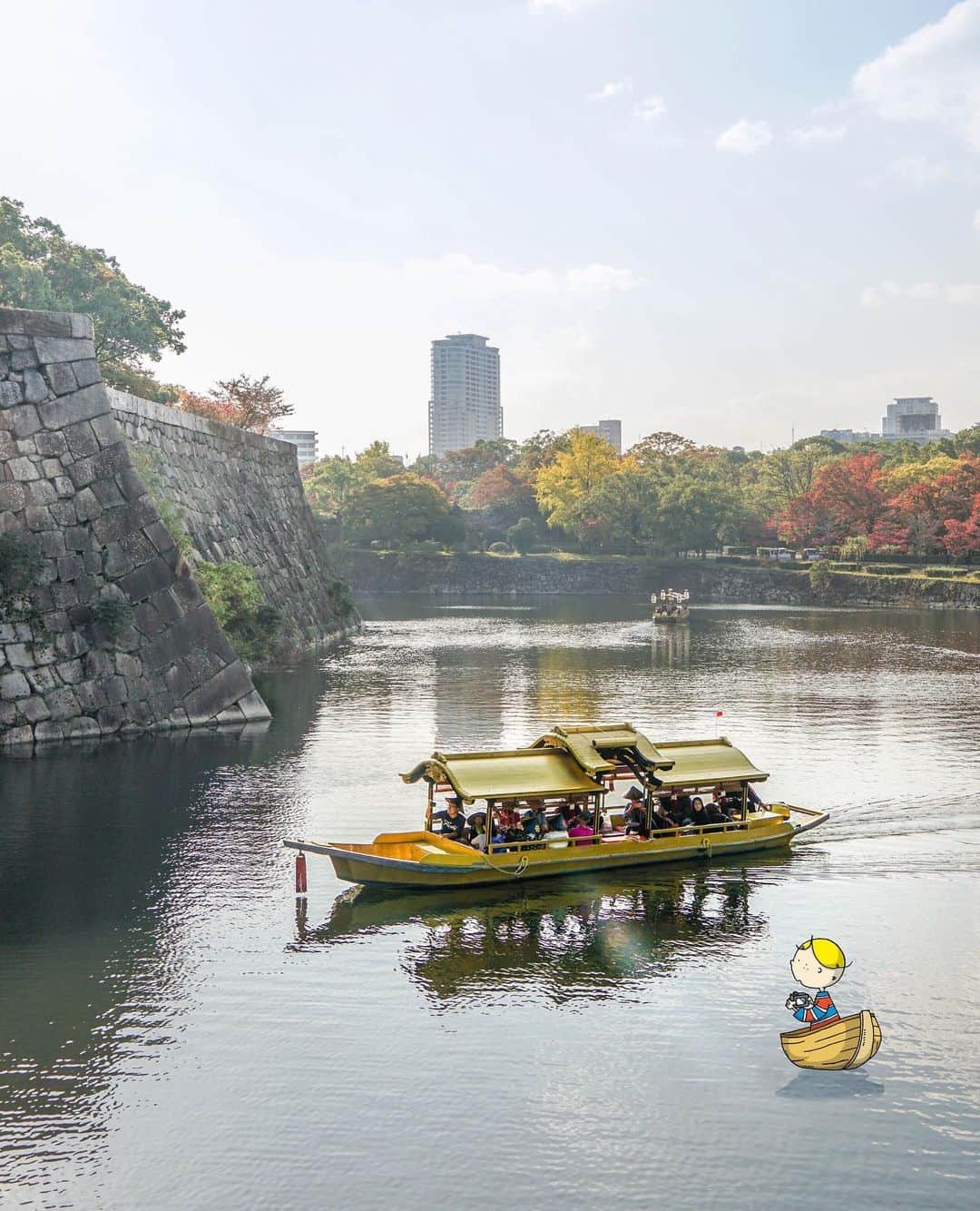 のインスタグラム：「Explore the moat of Osaka Castle from the water! From this angle the walls are even more powerful and impressive! 🏰 ⠀⠀⠀⠀⠀ 大阪城のお濠を探検！水上から見る天守閣はさらに迫力たっぷりやでー！ ⠀⠀⠀⠀⠀ ————————————————————— #maido #withOsakaBob #Osaka #OsakaJapan #大坂 #오사카 #大阪 #Осака #โอซาก้า　#観光 #大阪旅行 #大阪観光 #오사카여행 #日本景點  #osakatrip  #visitjapan2039 #travel #tourism #sightseeing #travelgram　#cruise #osakacastle #大阪城 #castle」