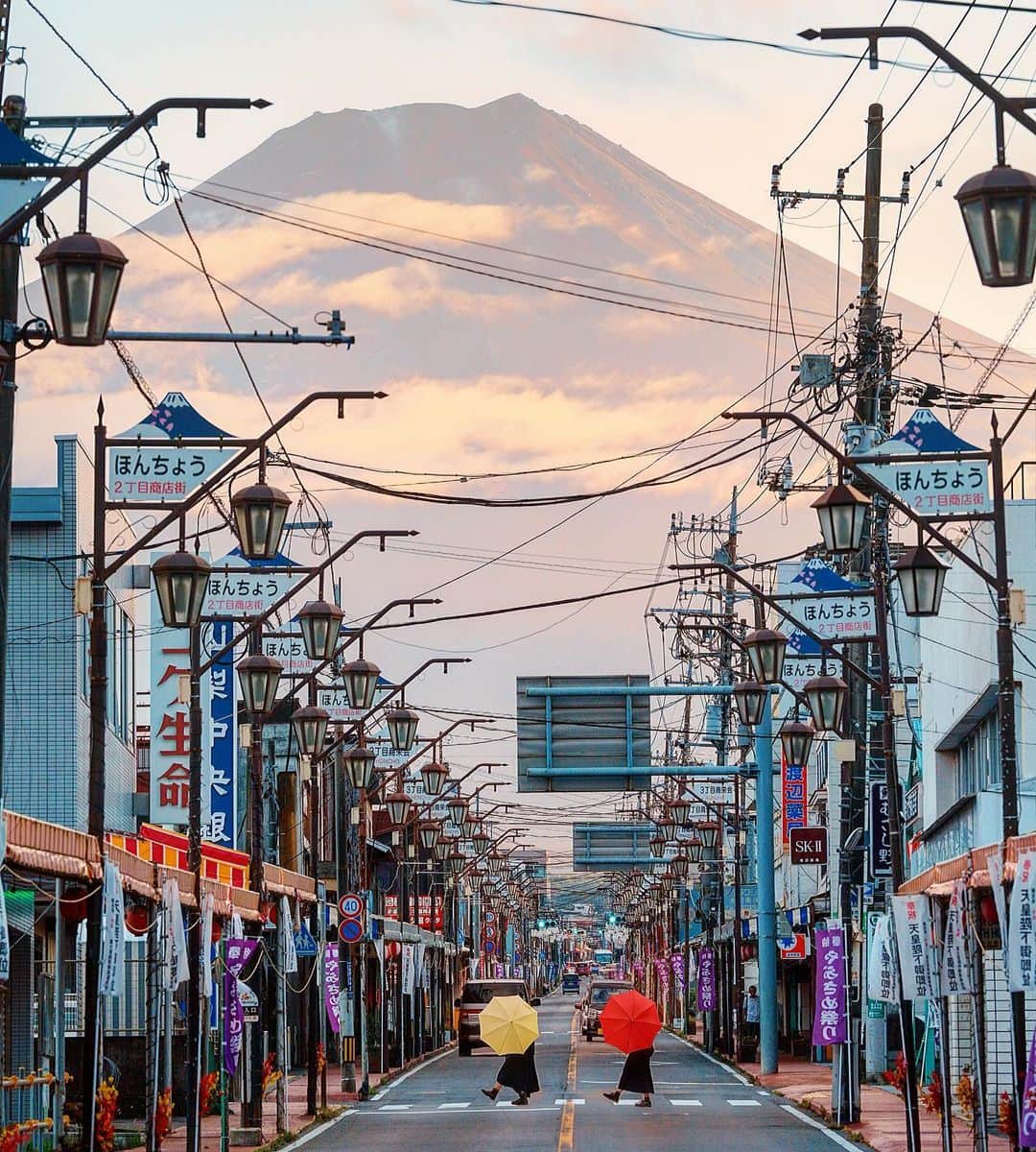 wacameraのインスタグラム：「#mtfuji  有名なあの場所に行ってきたのですが富士山が恥ずかしがって出てくれなかったので、1時間半近くみんなで待ちました。そのお陰で夕焼けとのコラボという形で姿を現してくれたので感激。 @6151 @fuka_09 @shinichillout54 @tak_tag @sorayuchi @soraky @_hikari_____ @johnny777 みなさん、1泊2日の楽しい時間をありがとうございました🗻」
