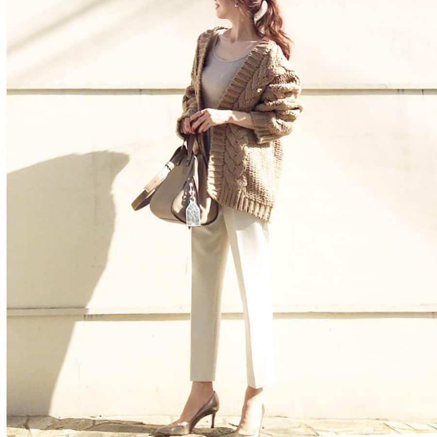 Mica Taniguchiさんのインスタグラム写真 - (Mica TaniguchiInstagram)「. beige/white 一昨日のポスト 押す瞬間は手が震えて不安でしたが、あたたかい言葉で飛んで行きました。 リスタートの気持ちでまた頑張っていきます。 心より…ありがとうございます、礼 . 秋支度 着るだけでゆるっとこなれるニットカーディガンは、 @titivatejp . 羽織りものは冒険せずに、 似合う色がいい… . 5千円でこのクオリティー、凄いなぁ〜大満足！ . . #titivate#ティティベイト#titivatestyle #ケーブルデザインニットカーディガン #outfit#code#coordinate」9月15日 21時15分 - mica_taniguchi