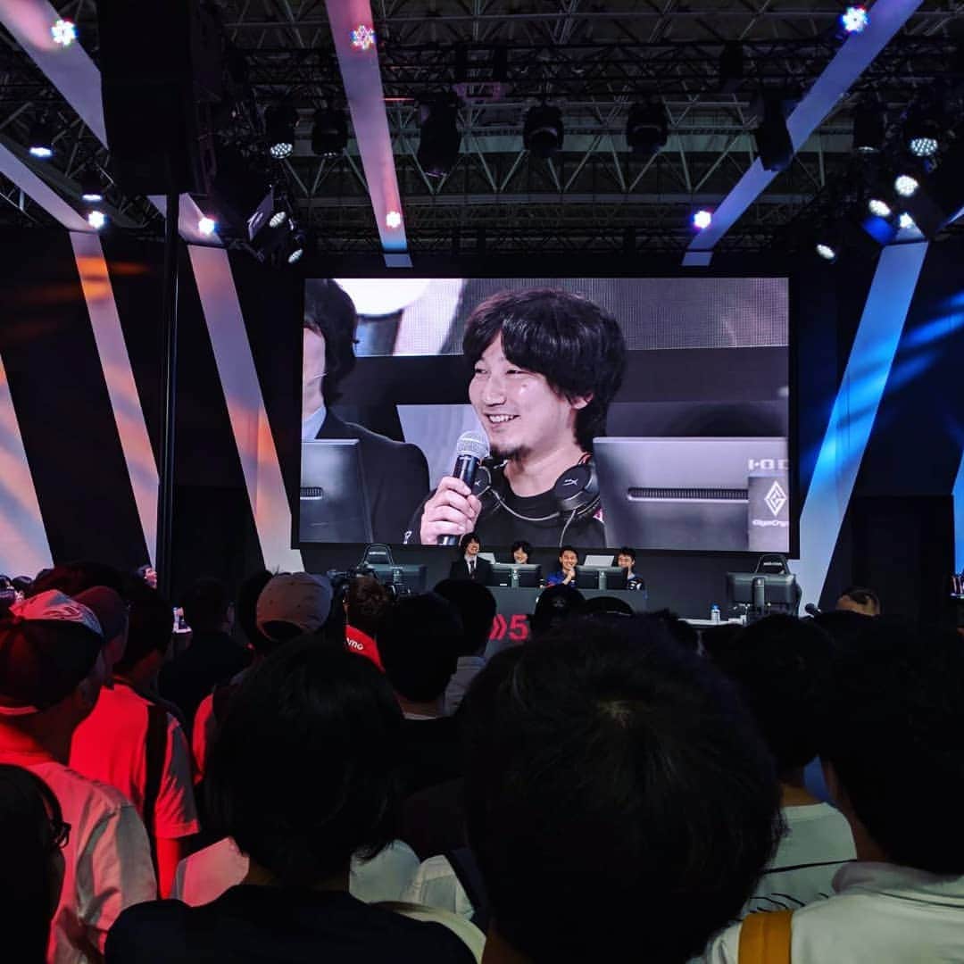 梅原大吾のインスタグラム：「今日もNTTドコモブースでAR観戦イベントに参加しました。人の多い日に勝ってよかったー！w Today I played in another AR spectating event at the NTT Docomo booth. Glad I won on the day when there were a lot of people! Haha #TGS2019 #augmentedreality #tokyogameshow #tokyogameshow2019 #東京ゲームショウ #nttdocomo」