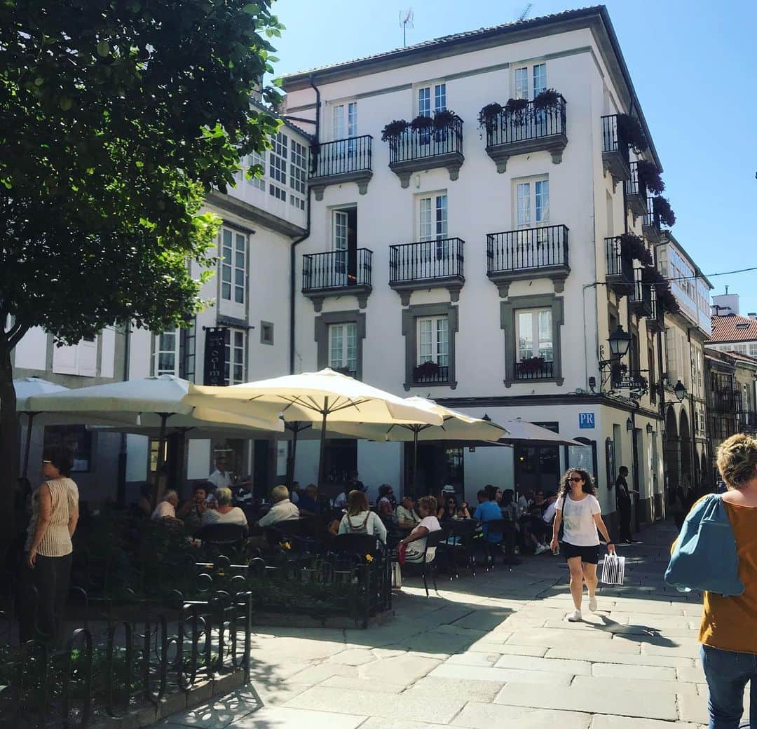 大村 奈央さんのインスタグラム写真 - (大村 奈央Instagram)「#世界のいろんなこと 🇪🇸 海でも街でもマーケットでも、お客さん側もお店側も、みんなのんびり自由な時間が流れてるところが好きなところ。 ちなみに夕飯のお店が開くのは20時からの場所がほとんどです。 #spain #basque #galicia #travel #worldtraveler #スペイン #バスク地方 #バスク #ガリシア #旅 #globalwifi @gobeyonder0200」9月15日 21時18分 - naoomura