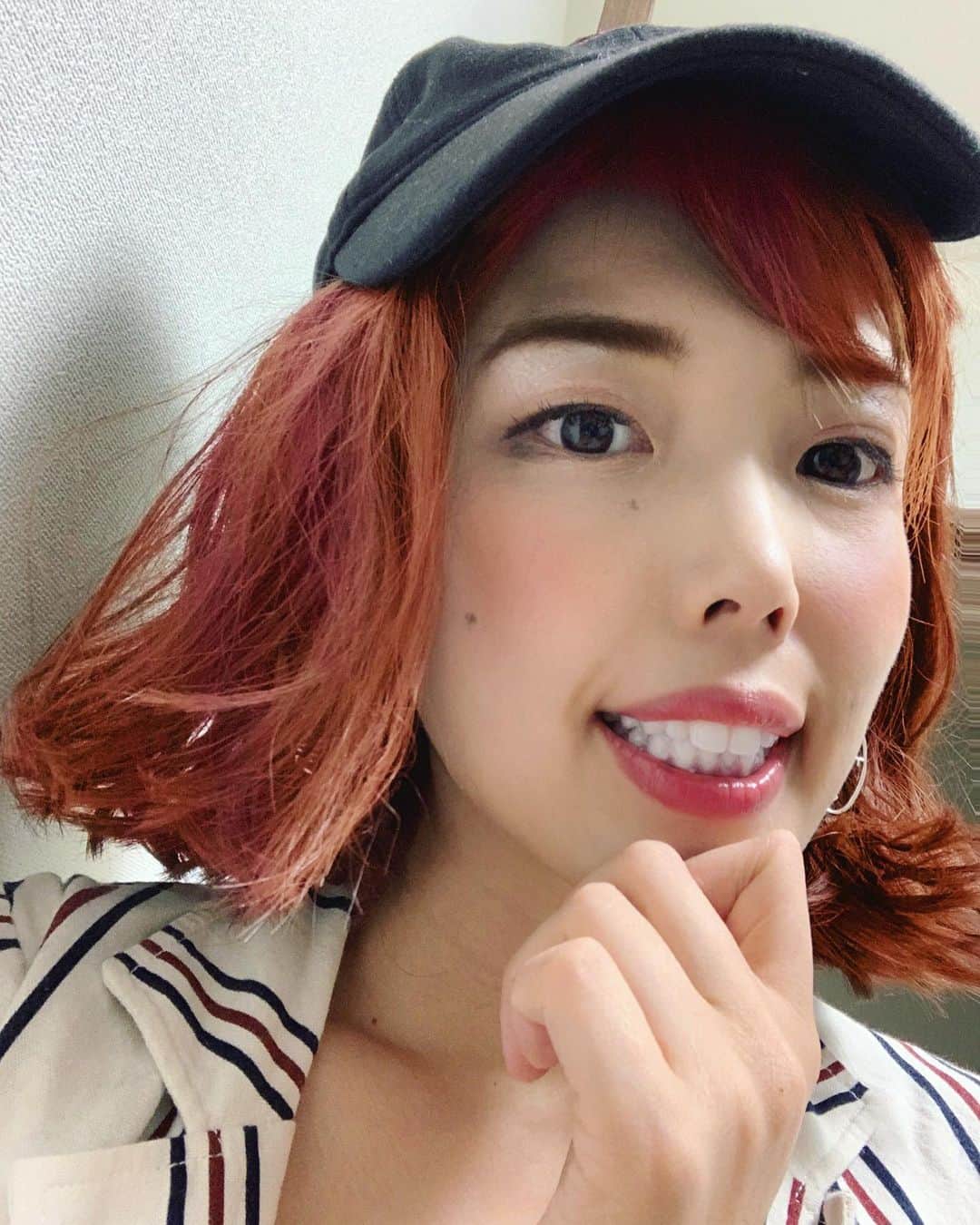 のインスタグラム：「📺♡ ・ ・ ・ よくいろんな人に #仲里依紗 さんに似てると言われるので、初めてやってみました。 雰囲気でみてくださいw #仲里依紗さんファンすみません #顔モノマネ #顔マネ #ものまね #顔まね 最近、顔マネにハマってる理由は、とある番組がきっかけ✨ またオンエアになったら言うね〜 #中村愛 #浅井企画」