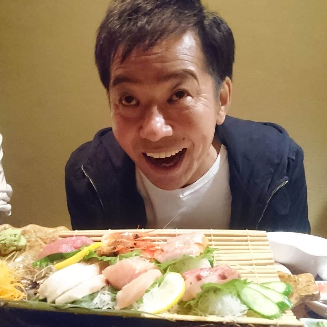 のインスタグラム：「今日のラッキーの収録中にセラミックの歯が取れた人。でも飲んだらごきげんだよ😬 #ABA #夢はここから深夜放送ラッキー  #横山ひでき」