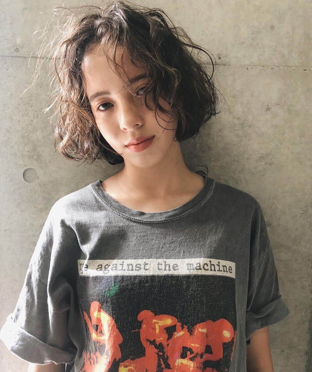 カワシリアツシのインスタグラム：「癖毛なニュアンスパーマ◎ ・ ・ ・オリジナル配合で他にはできないカラー ・◎ ・ ・退色が気になるブリーチカラー用に ・3週間以内のメンテナンスメニューもご用 ・意してます☺︎ ・ ・大切な髪の毛を髪質やダメージレベルに ・合わせ丁寧にブリーチ・カラーいたしま ・す☺︎ ・ ・ブリーチの回数がわからない。 ・料金が気になる。 ・なんでもご気軽にご相談ください😊 ・ ・ご予約やご相談はDM・LINE・NETより ・お待ちしております。 ・ ・ ・  #アディクシー #イルミナカラー  #外国人風カラー #ミニボブ #切りっぱなしボブ #ハイライト #外ハネ #グラデーション #ベージュ#ポートレート #Wカラー #ストキュア #美容学生 #撮影 #ウルフヘア #ウルフカット  #ショートヘア #グレージュ  #ブルージュ #ブリーチ #portrait #フィルムカメラ #hairstyle #ショートカット #haircolor #ハイトーン #데일리룩 #时尚 #แฟชั่น#デジキュア」