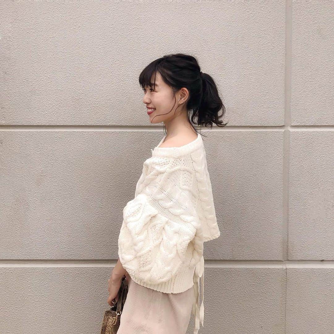 のインスタグラム：「ㅤㅤㅤㅤㅤㅤㅤㅤㅤㅤㅤㅤㅤ ㅤㅤㅤㅤㅤㅤㅤㅤㅤㅤㅤㅤㅤ ずっと待ってたニット🍦 ㅤㅤㅤㅤㅤㅤㅤㅤㅤㅤㅤㅤㅤ デニムにも合わせたいし、 ロングスカートでも可愛いし、 今年チェックパンツを買ったから それにも合わせたい♪♪ ㅤㅤㅤㅤㅤㅤㅤㅤㅤㅤㅤㅤㅤ ㅤㅤㅤㅤㅤㅤㅤㅤㅤㅤㅤㅤㅤ #ニット #ケーブルニット #バックリボンニット #kana_chicode #salonbychico #whoswhochico ㅤㅤㅤㅤㅤㅤㅤㅤㅤㅤㅤㅤㅤ」