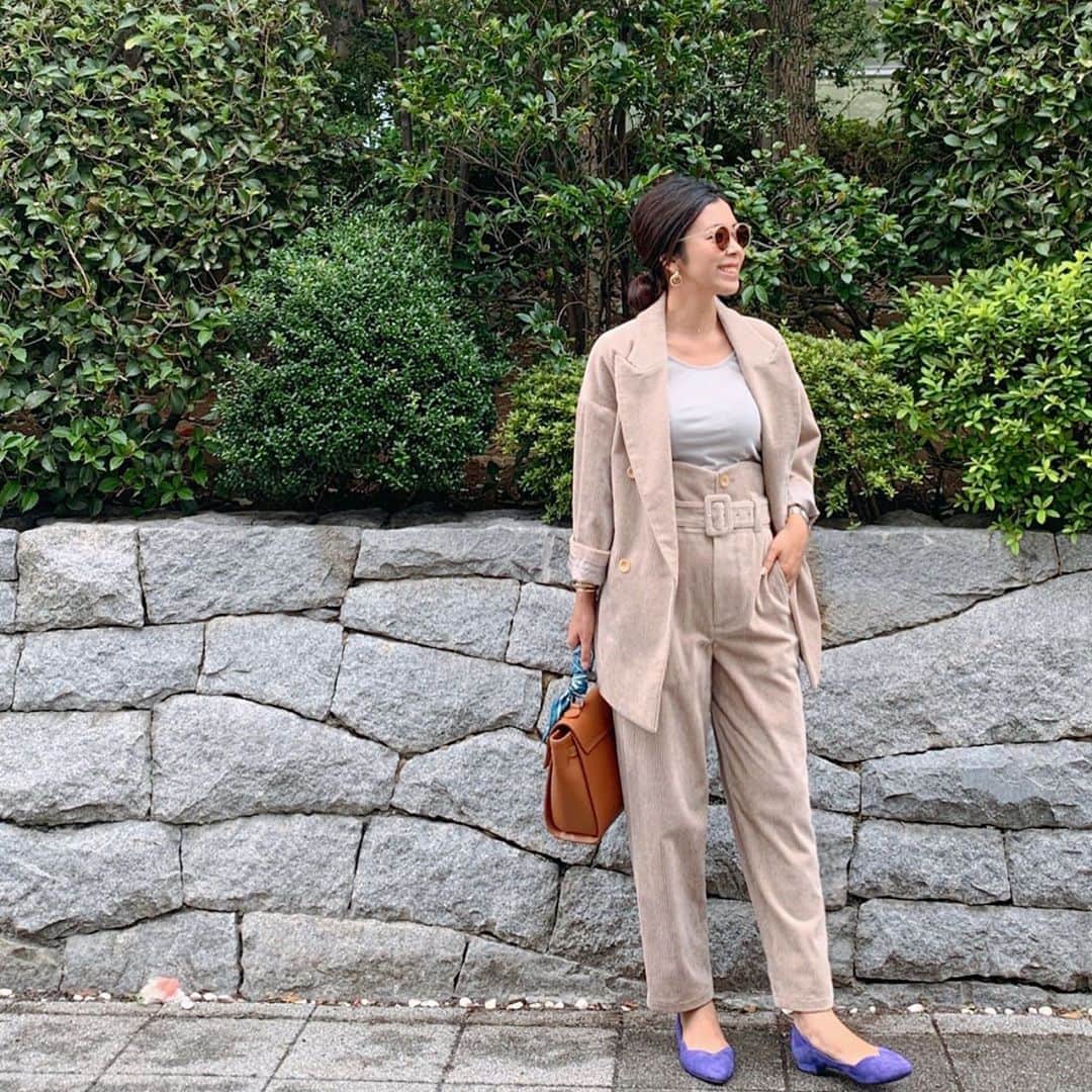 Sayakaのインスタグラム：「* 今年はセットアップが着たい気分🧥✨ 先日 @orivarsat_official で一目惚れしたものを早速☺️💓 ゆるっと着られるのにジャケットもパンツもシルエットがとても綺麗でお気に入り❤️ * * * #fashion #outfit #coordinate #ootd #simple #basic #casual #orivarsat #setup #corduroy #muji #ripani #picheabahouse  #sayakascoordinate #今日の服 #コーディネート #コーデ #シンプル #シンプルコーデ  #カジュアル #オリバーサット #コーデュロイ #セットアップ #メヌイ #リパーニ #ベージュ #ベージュコーデ」