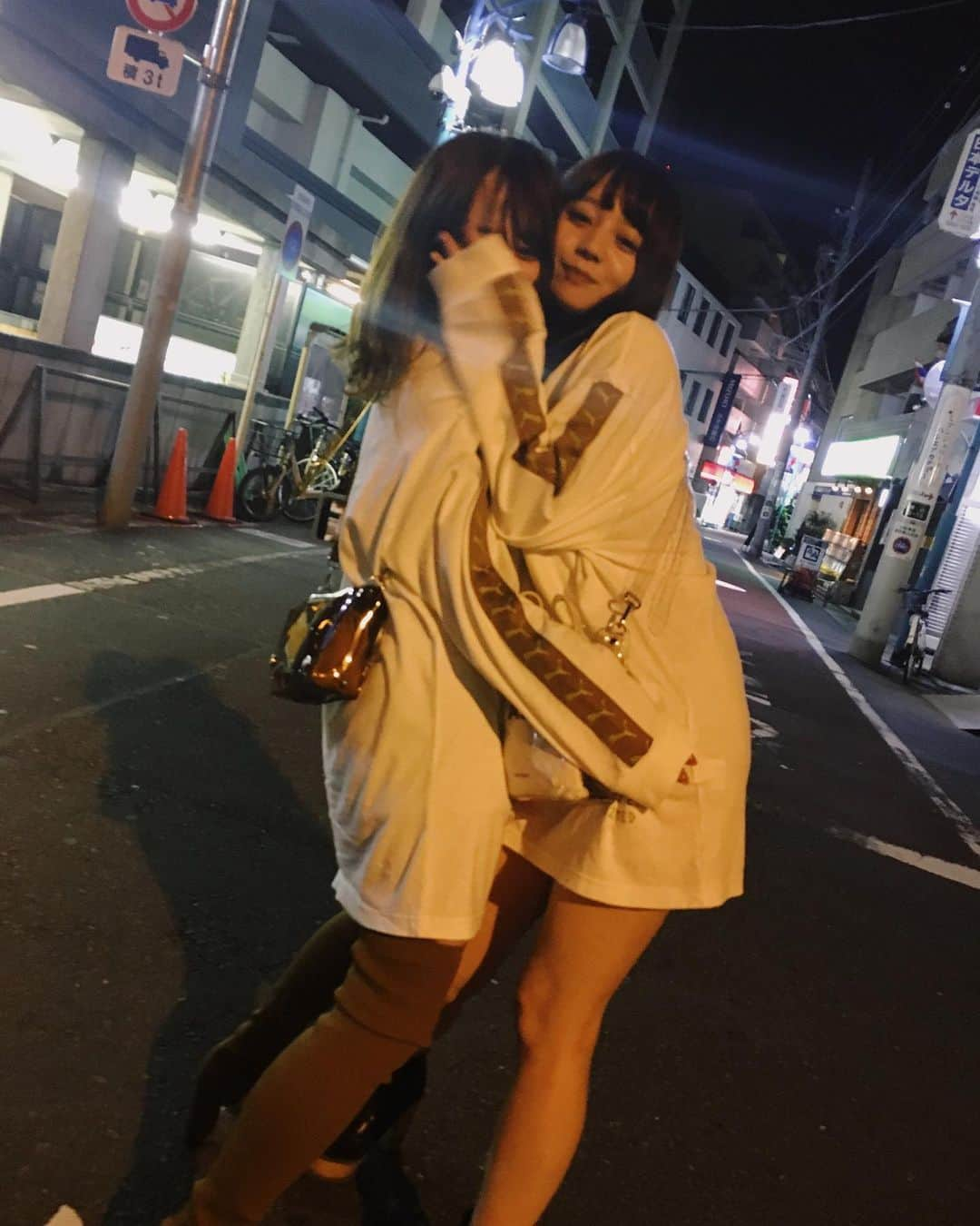 難波礼華さんのインスタグラム写真 - (難波礼華Instagram)「@nanami023 偶然オソロ❤️ オソロの格好で酔っ払いnight🌙 よく色味とか偶然服装被るのよね☺️ #SLY#PUMAxSLY#SLY_PR#namnana」9月15日 21時37分 - ayakanamba