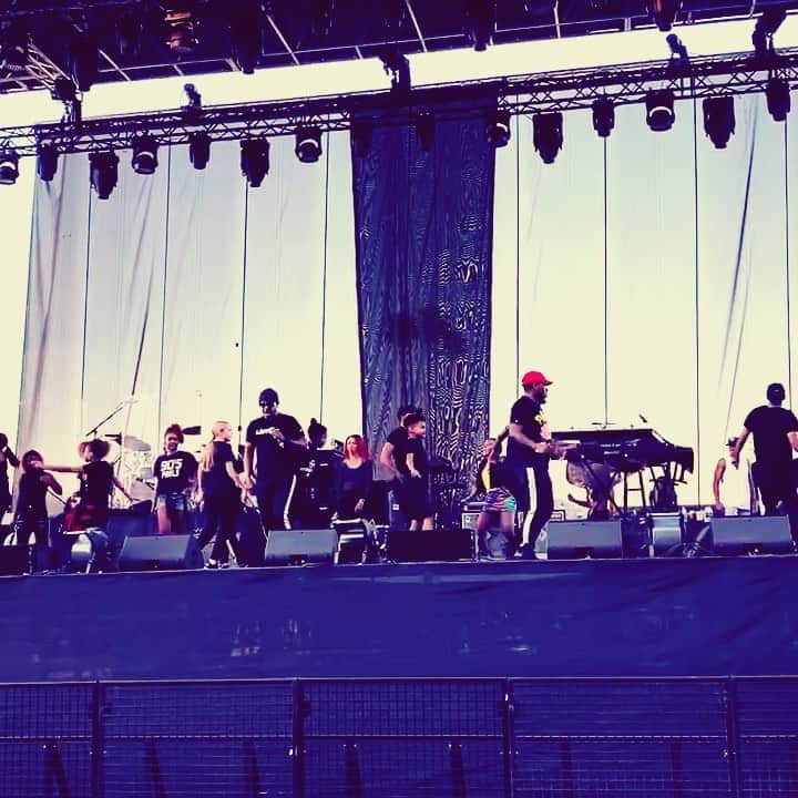 MCハマーのインスタグラム：「Look close and see the next generation gettin' off with us !!! 🔥🔥🔥🔥🔥🔥 Our Kids 🕺🏿🕺🏿🕺🏿」
