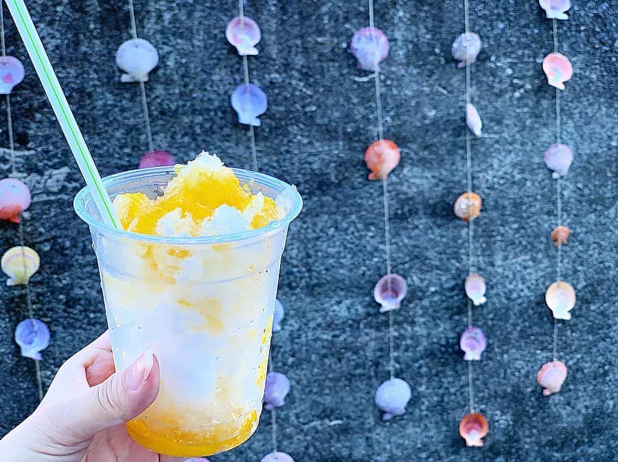 のインスタグラム：「❁︎ ㅤㅤㅤㅤㅤㅤㅤㅤㅤㅤㅤㅤㅤ 今日の伊勢志摩は、9月中旬なのに真夏の暑さ‼︎ かき氷が美味しすぎる日。 ㅤㅤㅤㅤㅤㅤㅤㅤㅤㅤㅤㅤㅤ 賢島駅にある @shimacafe_kashikojima のみかんかき氷 を。 ㅤㅤㅤㅤㅤㅤㅤㅤㅤㅤㅤㅤㅤ 果実がたっぷり、サッパリしてるから氷が溶けたらみかんジュース🍊 ㅤㅤㅤㅤㅤㅤㅤㅤㅤㅤㅤㅤㅤ 明日もかき氷を販売していますよ！ まもなく終了ですので、お早めに♬ ㅤㅤㅤㅤㅤㅤㅤㅤㅤㅤㅤㅤㅤ 朝どれ渡り蟹も販売してた꒰ ¨̮͚ ꒱♪ْ︎ ㅤㅤㅤㅤㅤㅤㅤㅤㅤ ㅤㅤㅤㅤㅤㅤㅤㅤㅤㅤㅤㅤㅤ ㅤㅤㅤㅤㅤㅤㅤㅤㅤㅤㅤㅤㅤ 今、賢島で撮影した写真をInstagramで応募すると、豪華商品が当たるキャンペーンが開催中✨ ㅤㅤㅤㅤㅤㅤㅤㅤㅤㅤㅤㅤㅤㅤㅤ ㅤㅤㅤㅤㅤㅤㅤㅤㅤㅤㅤㅤㅤ *応募方法* 1.Instagramをインストールし、キャンペーン公式アカウント「@kashikojima」をフォローする 2.賢島内で魅力ある写真を撮影する 3.「#賢島」「#伊勢志摩」「#賢島でみつけた」の3つのタグを付けて写真を投稿する  ㅤㅤㅤㅤㅤㅤㅤㅤㅤㅤㅤㅤㅤ 詳しくは @kashikojima をチェックしてくださいね😊 ㅤㅤㅤㅤㅤㅤㅤㅤㅤㅤㅤㅤㅤ  ㅤㅤㅤㅤㅤㅤㅤㅤㅤㅤㅤㅤㅤ ㅤㅤㅤㅤㅤㅤㅤㅤㅤㅤㅤㅤㅤ  ㅤㅤㅤㅤㅤㅤㅤㅤㅤㅤㅤ ㅤㅤㅤㅤㅤㅤㅤㅤㅤㅤㅤㅤㅤ ㅤㅤㅤㅤㅤㅤㅤㅤㅤㅤㅤㅤㅤㅤㅤㅤㅤㅤㅤㅤㅤㅤㅤㅤㅤ  ㅤㅤㅤㅤㅤㅤㅤㅤㅤㅤㅤㅤㅤㅤㅤㅤㅤㅤㅤㅤㅤㅤㅤㅤ ㅤㅤㅤㅤㅤㅤㅤㅤㅤㅤㅤㅤㅤ  ㅤ  ㅤ  ㅤ ✧︎*⑅୨୧┈┈┈┈୨୧⑅* ❁︎⑅୨୧┈┈┈┈୨୧⑅✧︎*。 #三重#三重県#志摩市#志摩#賢島駅#shimacafe#かき氷#渡り蟹#伊勢志摩アンバサダー#尾崎ななみ」