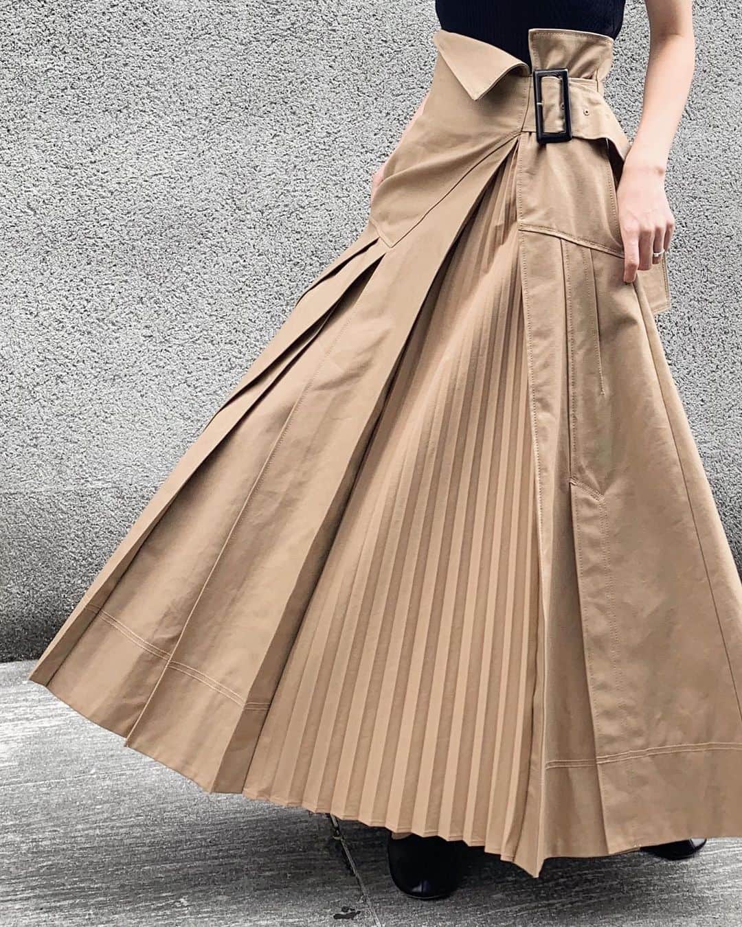 CASA FLINEさんのインスタグラム写真 - (CASA FLINEInstagram)「pleats cotton skirt﻿ ¥33,000 +tax﻿ ﻿ ﻿ こだわり抜いたパターンを組み合わせて表現したブロッキングスカート。﻿ スタイルアップを叶えながら端正でモードな印象を叶えます。﻿ 日本で織り成された天然素材をふんだんに使用。﻿ ﻿ ﻿ ﻿ ﻿ #casafline #sustainable #craftmanship #ethical  #sustainablefashion  #upcycle #reuse#sustainablemodefashion  #handmade #organic ﻿」9月15日 21時36分 - casa_fline