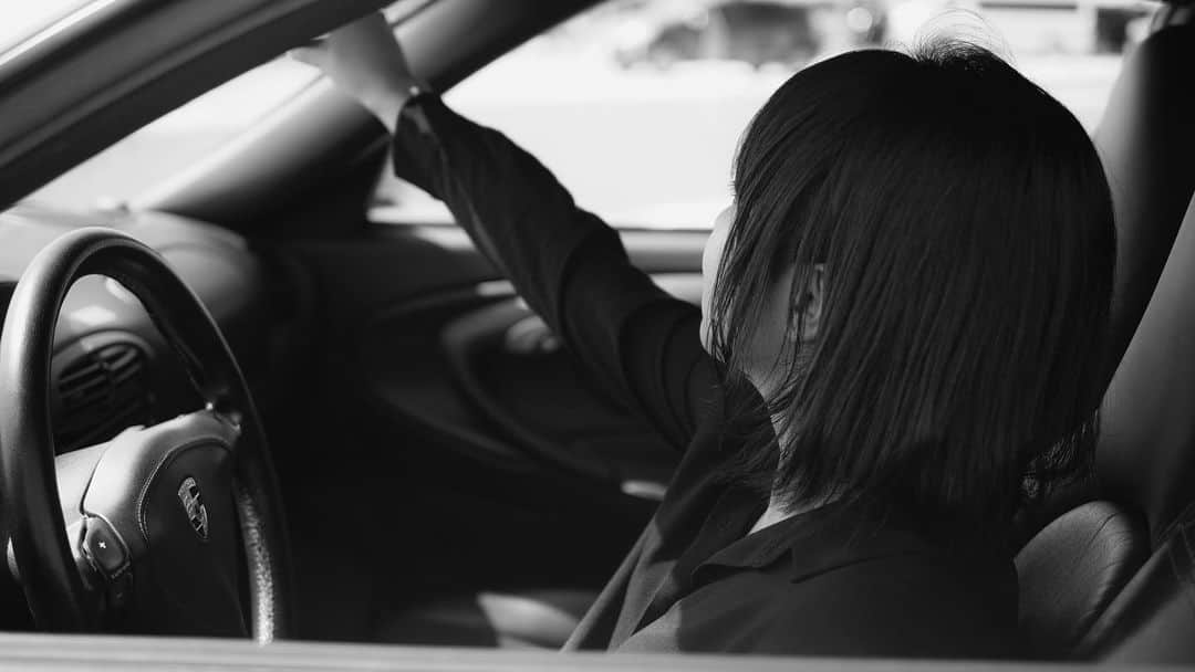 NonAlcoholRiderのインスタグラム：「ポルシェを運転する女性マジでカッケーなオイ！サンキューヨッメ！ #gh5  #f14 #porsche911  #porschewoman  #単焦点 #モノクロヨッメ」
