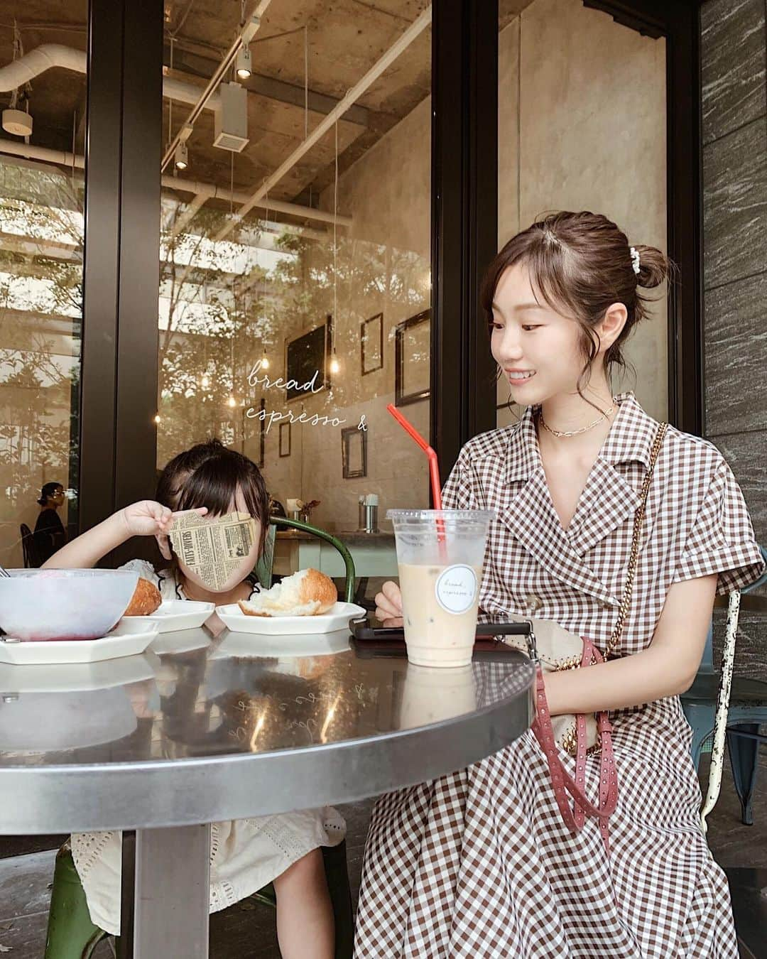 ほしのこさんのインスタグラム写真 - (ほしのこInstagram)「おやつの時間に久々に家族でカフェへ☕ その後ずっとおちびちゃんが行きたいと言っていたカラオケへ🎤 。  #カフェ巡り#東京カフェ#親子#code#コーデ#fashion#アウトフィット#ファッション#outfit#ootd#コーディネート#cd#style#カラオケ#3歳#パプリカ」9月15日 21時38分 - hoshinoko728