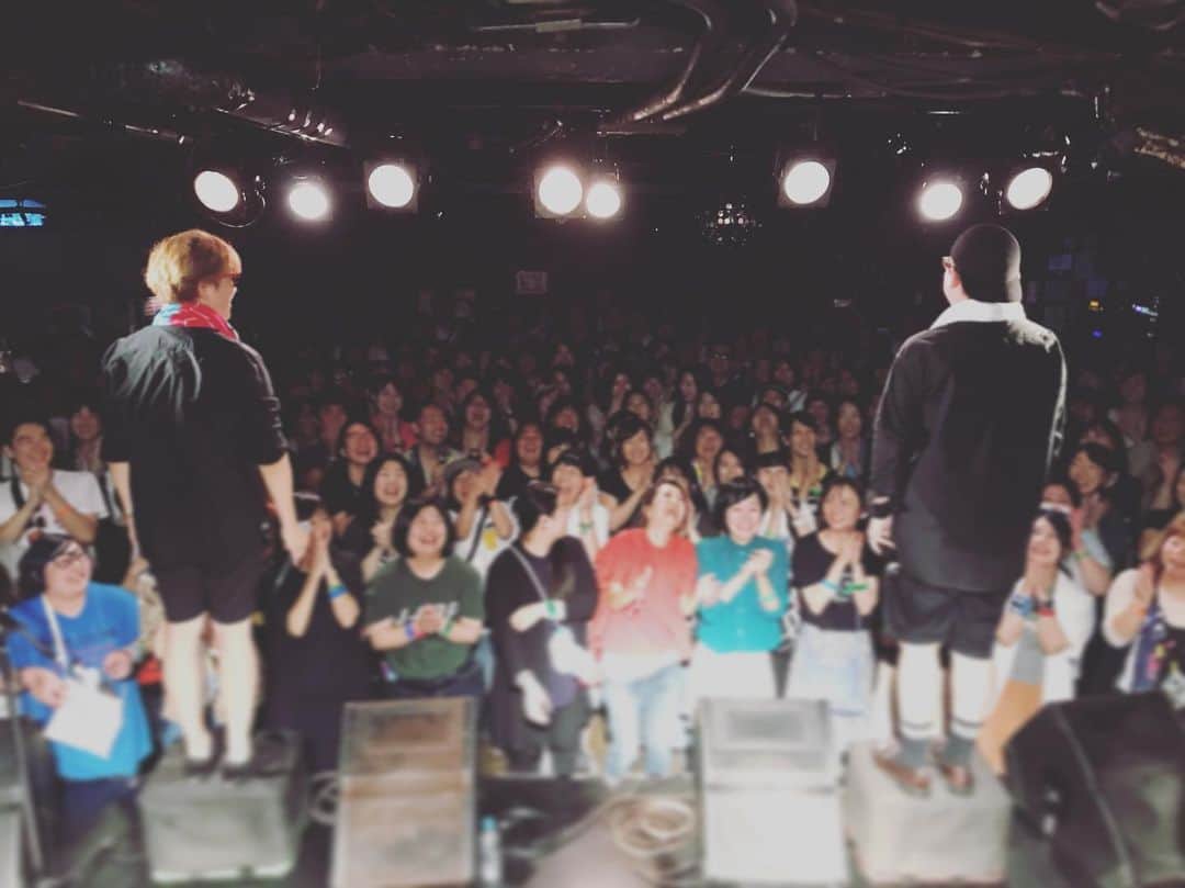 石川龍のインスタグラム：「TOKYO CALLING 2019、下北沢CLUB Queに出演させていただきました！たくさんある会場の中からザチャレのライブを選んでくれてご来場いただいたみなみなさま、本当にありがとうございマッスル💪😊💪 コラボレーションでステージに立ってもらったONIGAWARAの二人とADAM at TAMADAさん、本当に楽しかったしカッコ良かった！こちらもありがとうございマッスル💪😊💪 写真に写ったみんなの顔がめちゃ楽しそうだから嬉しいです。たのしんでいただけたかなぁ？ 斉藤メンバーと沢田チャレンジのフォルムがほぼ同じでNICEです。  CLUB Queは個人的にとても思い入れのあるライブハウス。二位さんとも久しぶりに話ができてハッピーでした！  #ザチャレ #onigawara #tokyocalling」
