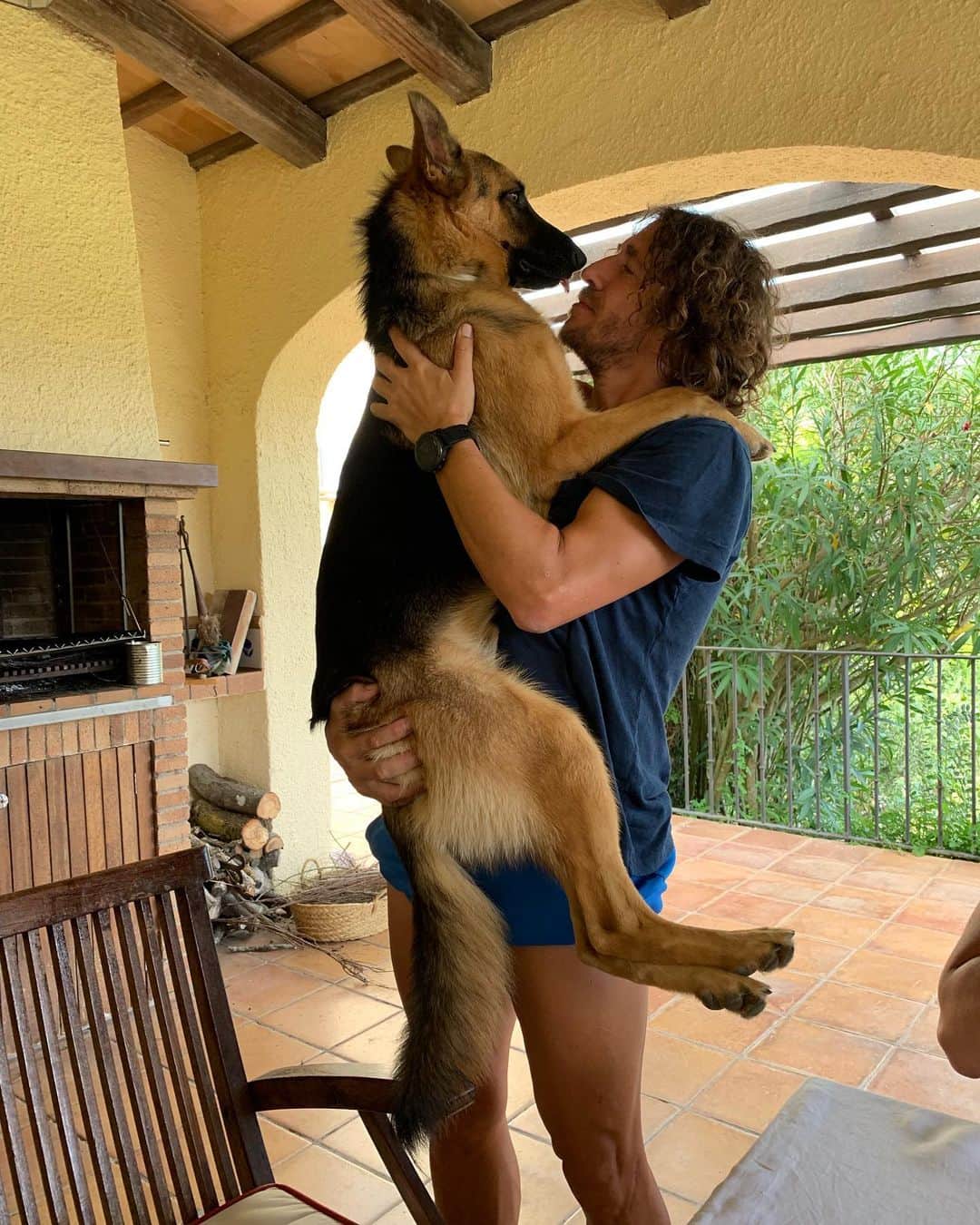 カルレス・プジョルのインスタグラム：「Amor incondicional. ❤️ #adoptanocompres」