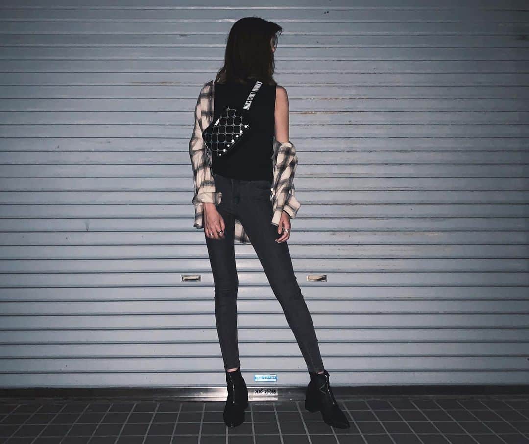 のインスタグラム：「近所にお出かけ アウトフィットオブザデイ🖤 涼しくなったと思ったらまた暑い🥵 ・ #コーディネート #ootd #outfit #instagram #instapic #instafashion #autumn #シャツ #チェックシャツ #gu #black #ブラックコーデ #photography #fashion #girl #japan #tokyo #model #モデル #サロンモデル #サロモ #holiday #like4likes #followforfollowback #followme #fashion #tflers」
