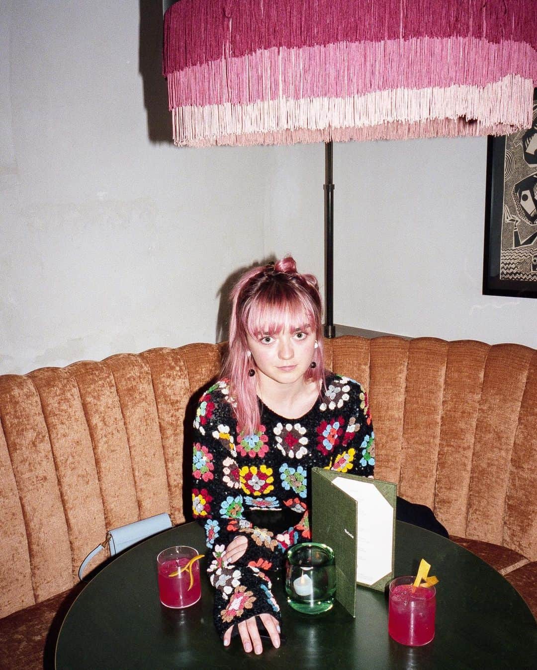 メイジー・ウィリアムズのインスタグラム：「pink drink, pink hair, pink speakeasy - what’s not to love? thank u to #conduitafterhours for hosting our party 💗」