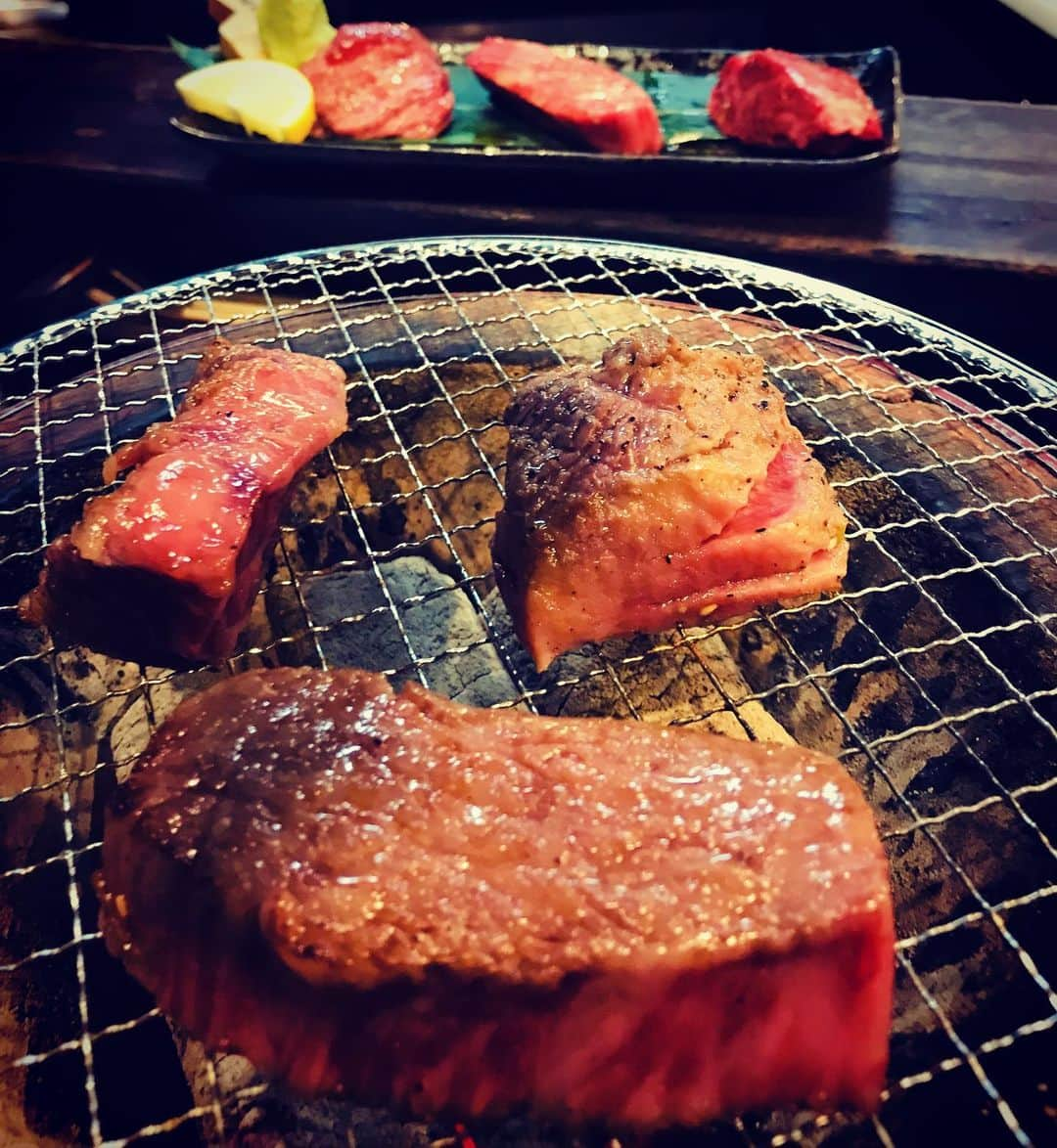 美川憲二さんのインスタグラム写真 - (美川憲二Instagram)「塩釜で美味しい焼肉ディナーよ〜😋😍🍴💕💕💕💕💕💕💕💕 人気で中々予約の取れない 焼肉「ぐら」さんのお肉‼️ 美味しすぎ〜😋👍👍👍👍👍 #焼肉ぐら  #塩釜 #人気店 #美味しすぎる  #小和田アキ子  #美川憲二 #ものまね」9月15日 22時00分 - mikawakenji