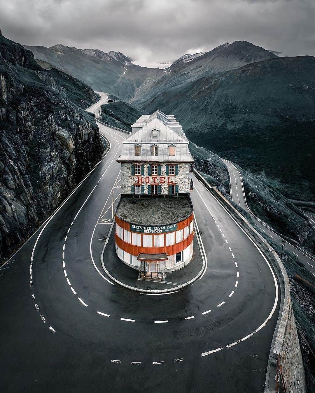 Abandoned Placesさんのインスタグラム写真 - (Abandoned PlacesInstagram)「Abandoned hotel on a hairpin road in Switzerland. Photography by @josh.perrett」9月15日 22時00分 - itsabandoned