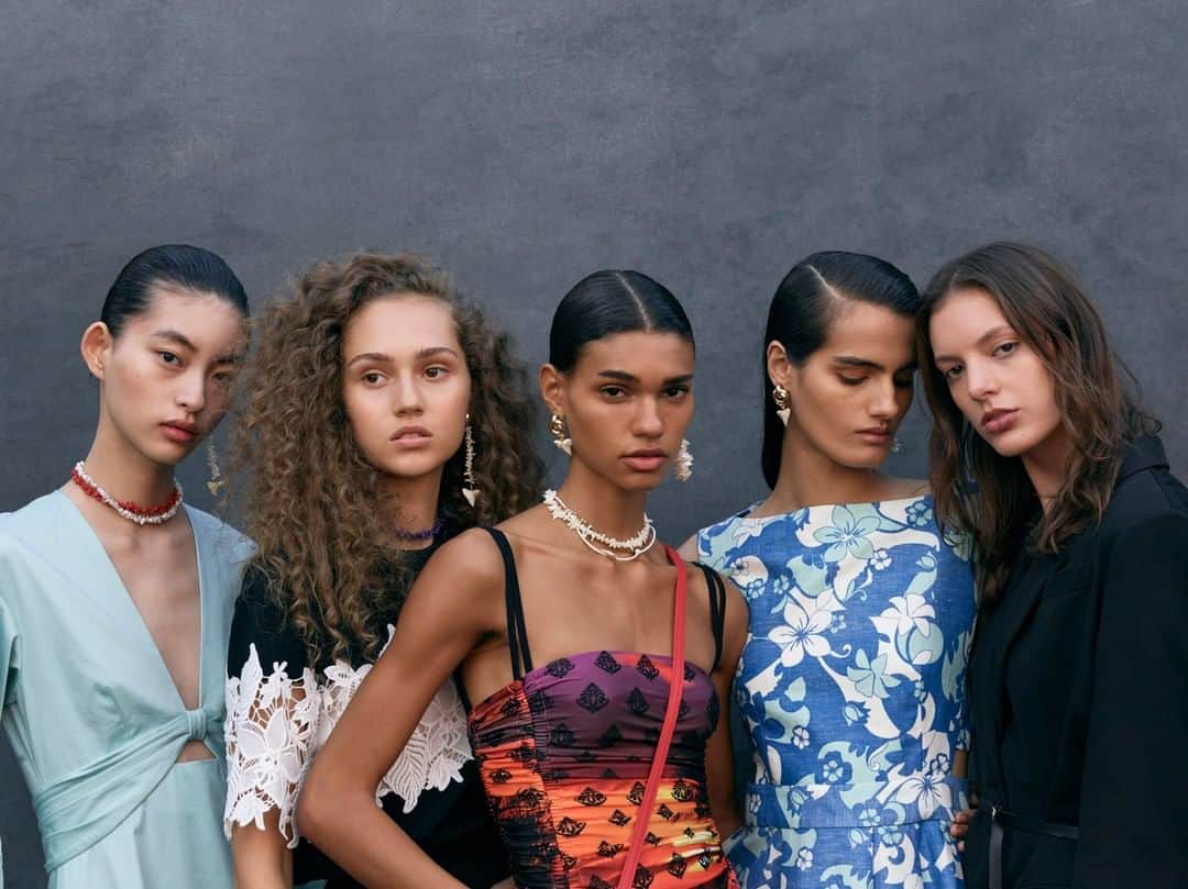 のインスタグラム：「Hello and goodbye, with a smile for each way you’re going. #DerekLam #10Crosby #SS20 Collection - 📷@msprouty Stylist @vittoriacerciello Hair: @robertodicuia Makeup: @deannamelluso  #hawaii #hawaiianstyle #nyfw #nyfwspring2020」