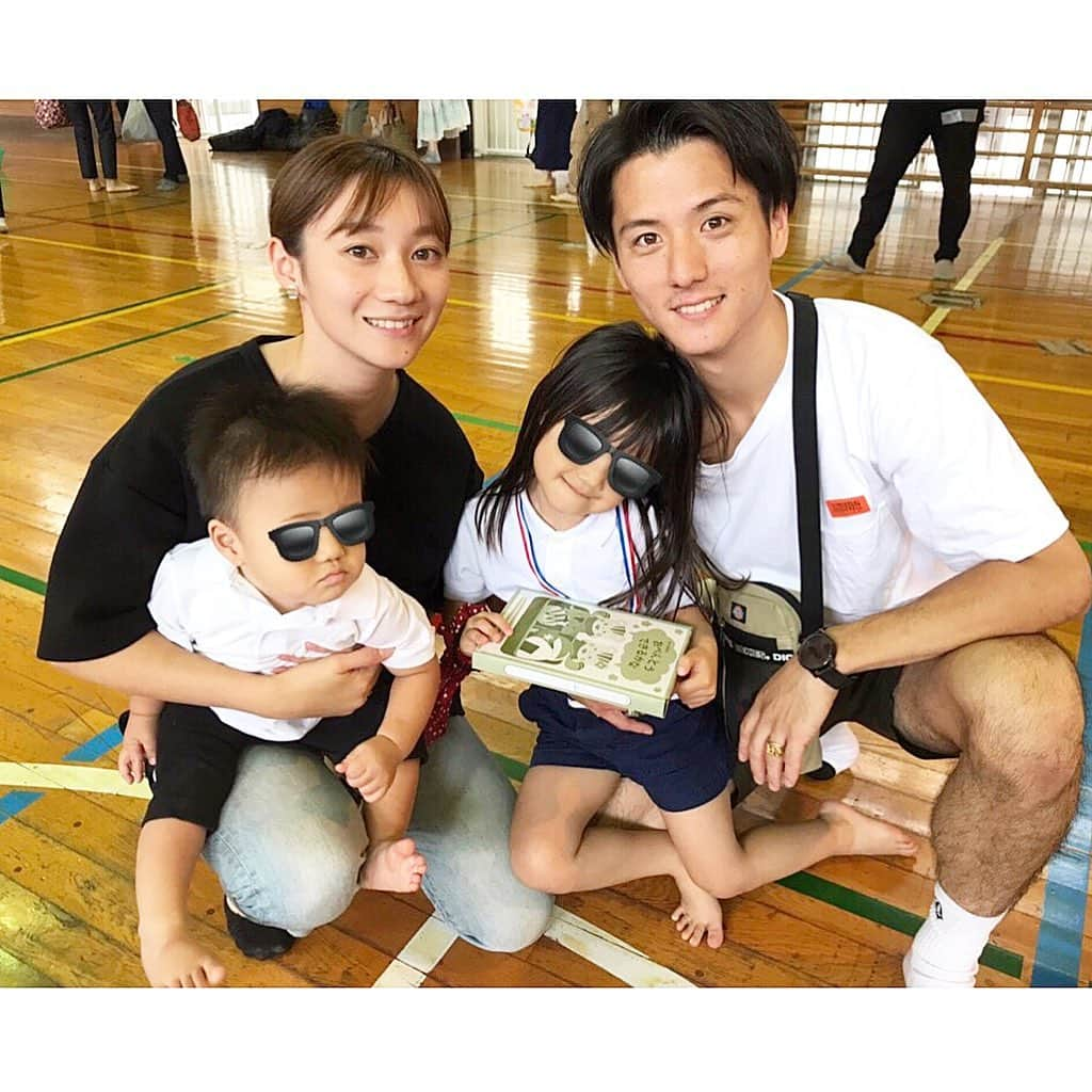 木内江莉さんのインスタグラム写真 - (木内江莉Instagram)「子供達はじめての運動会。 楽しくて楽しくて親ばか発揮してました。 凛は何やるにも凛々しく淡々とこなしてて、かけっこもダントツの一位で🥇 本番に強い子だなぁとしみじみ思った😭 廉は、おとぼけ顔がたまらなく愛おしすぎて、来年の運動会が更に楽しみになった🥳 たくさん成長の姿を見せてくれて有難う❤️ #fam#love#eri#indonesia#bali#half#mom#rin#quarter#kids#girl#3歳#ren#boy#1歳#yopi#papa#二児の母#姉弟#初めての#運動会」9月15日 22時01分 - eririnnnnn92