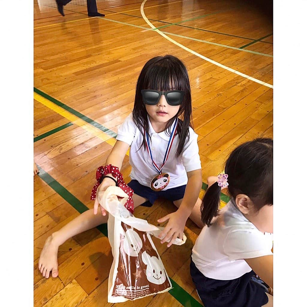 木内江莉さんのインスタグラム写真 - (木内江莉Instagram)「子供達はじめての運動会。 楽しくて楽しくて親ばか発揮してました。 凛は何やるにも凛々しく淡々とこなしてて、かけっこもダントツの一位で🥇 本番に強い子だなぁとしみじみ思った😭 廉は、おとぼけ顔がたまらなく愛おしすぎて、来年の運動会が更に楽しみになった🥳 たくさん成長の姿を見せてくれて有難う❤️ #fam#love#eri#indonesia#bali#half#mom#rin#quarter#kids#girl#3歳#ren#boy#1歳#yopi#papa#二児の母#姉弟#初めての#運動会」9月15日 22時01分 - eririnnnnn92