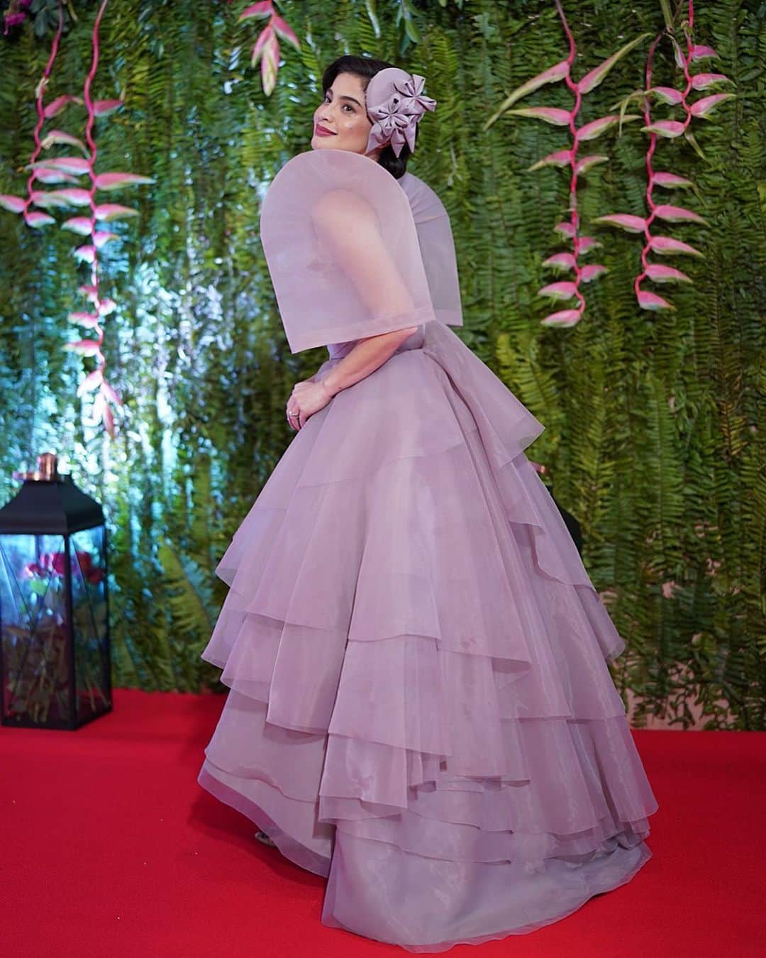 アン・カーティスのインスタグラム：「Perfect mix of Classique meets Modern. Just the way I like it. Went solo this year but I think my oversized sheer butterfly sleeves were enough to keep me company on the red carpet. 😂 Thank you again Mich for making such a whimsical and romantic piece for me. Thank you to my ABSCBN family for a lovely evening, celebrating 65 years of ABSCBN, the life and work of Ms Gina Lopez and raising funds for Bantay Bata. I had so much fun. Much love to my team last night @michdulce @santiagoraymond @robbiepinera @mimsqiu @jewelmer @warrendimen @meancurtissmith @litlabstudios for making me the happiest whimsical girl last night! Till next year 😘. P.S - MR. HEUSSAFF you’re NOT ALLOWED to skip next year @erwan. That’s an order. 😋. 📸: @rynong #ABSCBNBALL2019」
