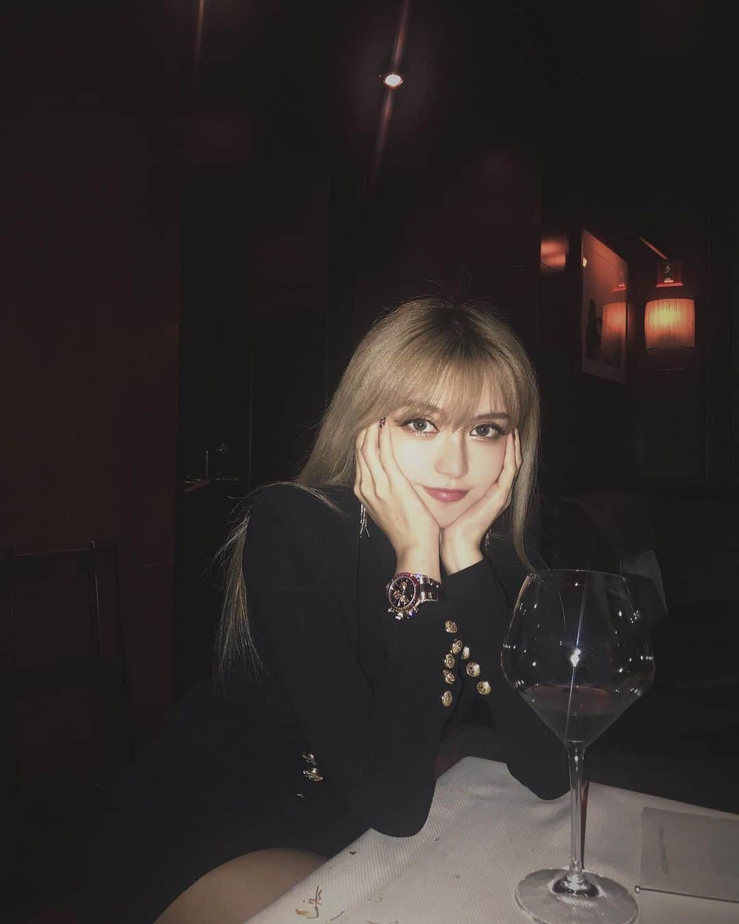 Grace Chowのインスタグラム：「今年生日依然是和最愛的家人們一起度過的💖因為我選的fine dining有dress code，一群平時只穿運動裝的人還特別為了我在晚餐前買了襯衫西裝（但真的很帥呢） 他們不喜歡吃這種又慢又吃不飽的東西 可是也是為了能讓我開心陪我坐了整整三個多小時沒有半句怨言（雖然全程我看到好幾個人因為時差感覺快要睡在餐桌上了）我真的很感恩愛我的這些人一直包容我甚至縱容我 疼愛我還寵溺著我 ⋯但是這頓吃下來只有我開心的晚餐讓我決定～明年一定要讓他們選餐廳了  其實過生日重要的是和誰一起 只要是和最愛的人 就算吃路邊攤也是全世界最開心！#謝謝我愛的你們也都愛著我 #永遠把我寵成小公主 #但小公主要長大啦」