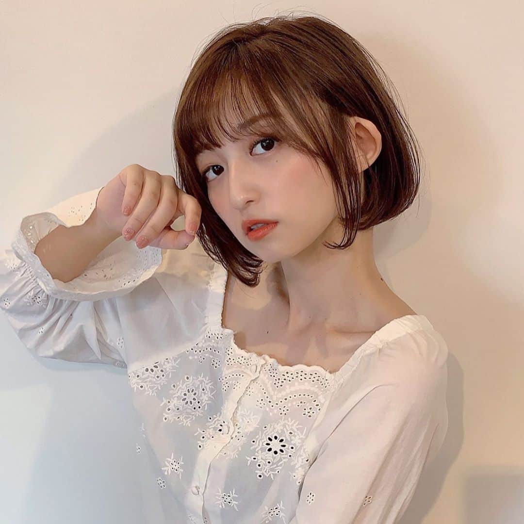 のインスタグラム：「﻿ ﻿ 嬉しいことに肌について聞かれることが多いので💌 ﻿ ﻿ ﻿ まず夜更かししない、メイクは0時までに落とす。﻿ ﻿ ﻿ ﻿ が基本です！お酒を全く飲まないので﻿ 夜もすぐ帰宅して自炊しています。﻿ ﻿ ﻿ ﻿ ﻿ そして週5でパックして時々ビタミンC導入に﻿ サロンへ行ったりします🍋﻿ ﻿ ﻿ ﻿ シミは日本人向けのライムライトで取っています。﻿ これは年に２回くらいで🙆‍♀️﻿ ﻿ ﻿ 化粧水、クリームはキールズを愛用中。﻿ ﻿ ﻿ ﻿ もっと美肌になれるように頑張ります💆‍♀️﻿ ﻿ ﻿ ﻿ ﻿ #男女ともに美肌目指そう #美肌 #になりたい #美魔女 #になりたい #笑 #混合肌 ﻿」