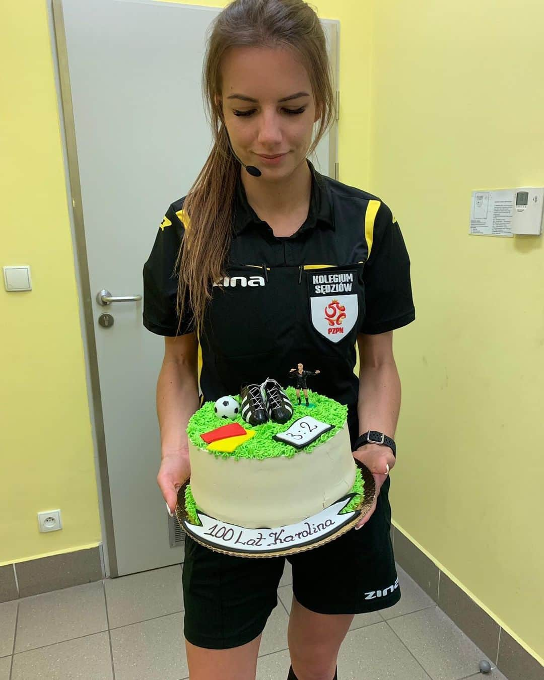 Karolina Bojarさんのインスタグラム写真 - (Karolina BojarInstagram)「22nd birthday on the pitch ⚽️♥️ @adamvanbendler dziękuję za piękną niespodziankę 😍  #charitymatch 🐶 #football #referee #bdaygirl #22 #beforematch #surprise #lovemyjob #match #game #Gdynia #bdaycake」9月15日 22時10分 - bojarmeow