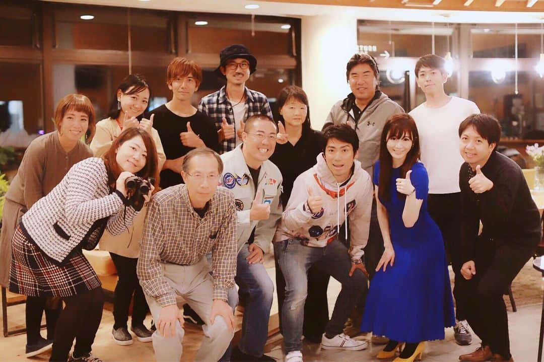 のインスタグラム：「宇宙イベント① 『COSMIC NIGHT in 原村』 宇宙と星の最新事情を知るトークセッション〜宇宙から考える私達の未来〜 . 大成功でした🥺✨ . アポロ11号の人類初の月面着陸から50周年という節目の年に、イベントが開催出来て感無量🌕 . 「ここだけの話...」に爆笑したり... 宇宙貴重映像が出てきたり... 原村だからこその、光り輝く満月を見たり... 木星の輪っかが見えて盛り上がったり... 私自身すっごく楽しくて、 来てくださった皆さんも「面白かった❗️楽しかった❗️」 と言って下さり、最高の夜になりました🌌✨ . 来てくださった皆様、本当に本当にありがとうございました✨ そして、運営メンバーに大大大大大感謝💫 (この写真は運営メンバー。まだまだ写真あるので載せますね！) #cosmicnight #宇宙イベント #宇宙 #星 #満月 #中秋の名月 #長野県 #原村 #八ヶ岳 #八ヶ岳自然文化園  #天体観測 #観望会  #JAXA #gitai #ユーグレナ #ミドリムシ #宇宙キャスター」