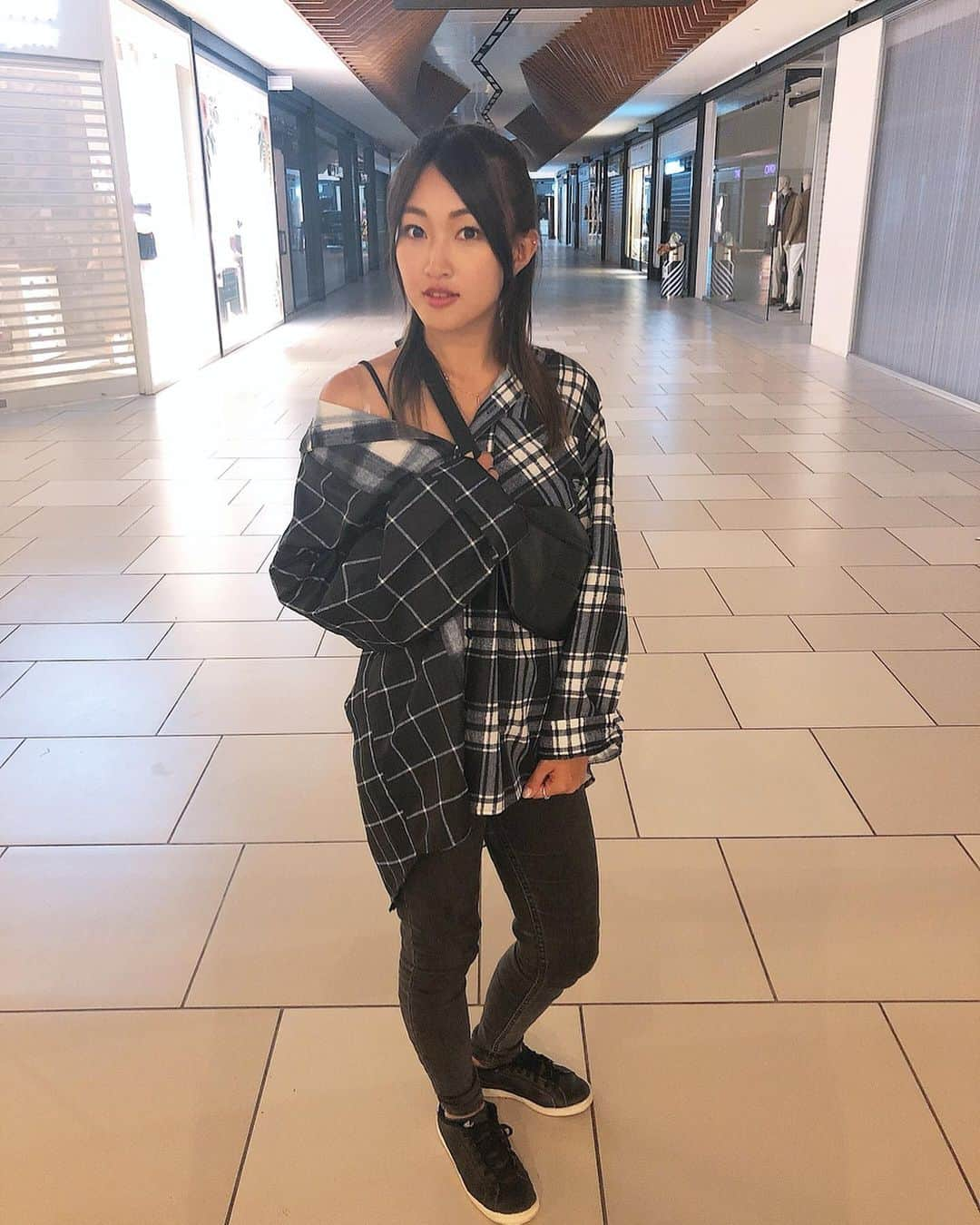 上枝恵美加さんのインスタグラム写真 - (上枝恵美加Instagram)「In the night mall🖤 ． #ootd #checkshirt」9月15日 22時13分 - emika_kamieda