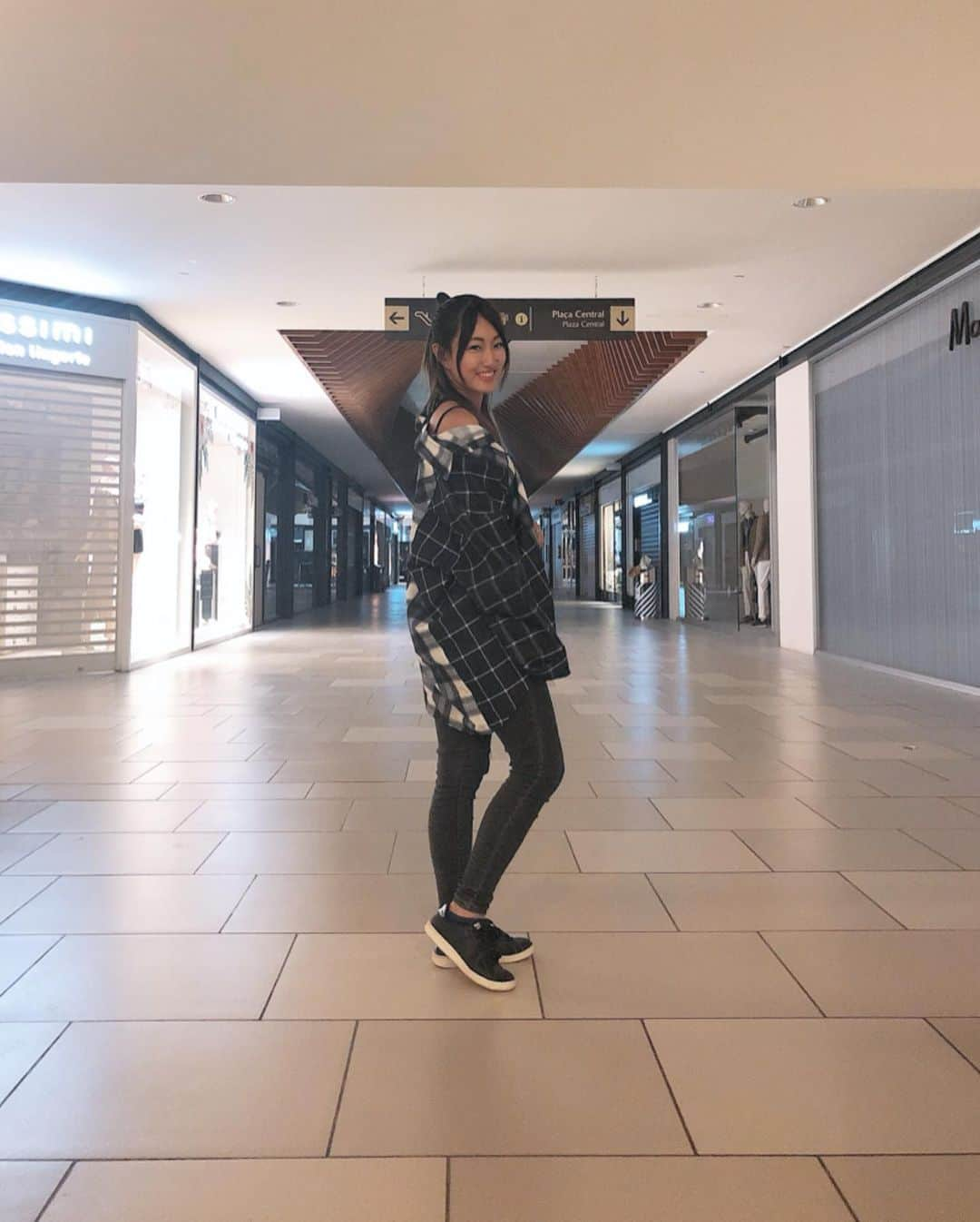 上枝恵美加さんのインスタグラム写真 - (上枝恵美加Instagram)「In the night mall🖤 ． #ootd #checkshirt」9月15日 22時13分 - emika_kamieda