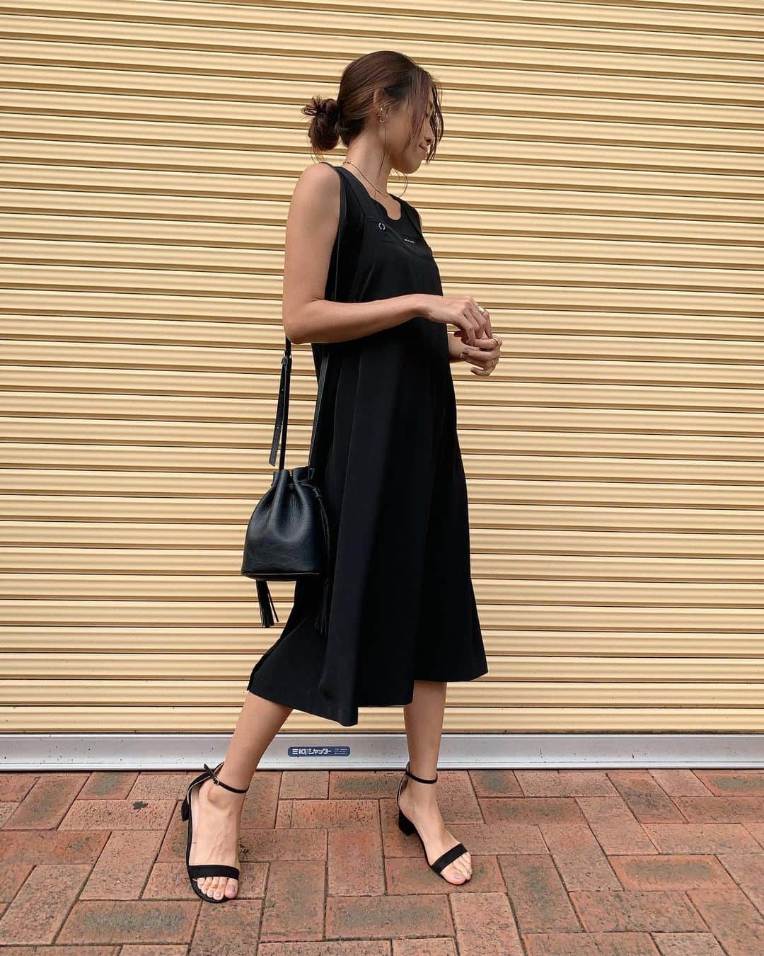 Alisaさんのインスタグラム写真 - (AlisaInstagram)「black❤︎ 髪が伸びてきたから最近はまた お団子ヘアが楽すぎてこればっかり。 たくさん歩く日はローヒールにワンピース✌🏼 . #sunday#outfit」9月15日 22時14分 - alisataira