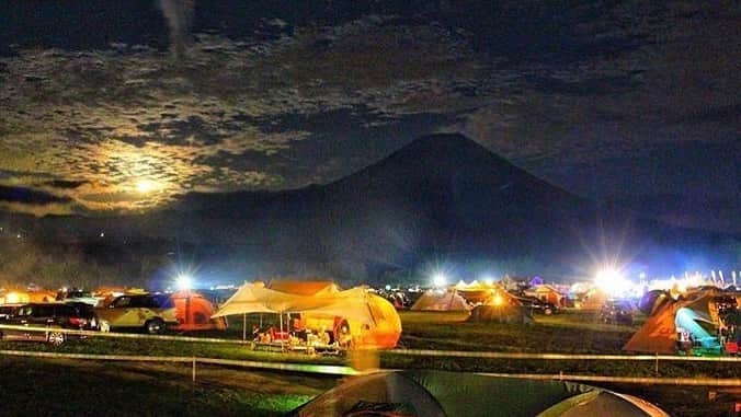 hinata_outdoorさんのインスタグラム写真 - (hinata_outdoorInstagram)「@yuichiro2017 さんのpic✨⠀⠀ ⠀⠀ 夜のライト💡✨が輝く様々な⠀ テントサイト⛺️たちは富士山に🗻⠀ 負けず劣らずいつまでも見てられそう🥰⠀ ⠀ ⠀⠀ ～夏が終わっちゃう…🥺❗️ 感傷的な気持ちになる情緒があるキャンプ風景🤦🏻‍♂️🏕〜⠀⠀ ⠀ 陽が落ちるのが段々と早くなる今日この頃🌄💦気がつけば夏も終わり…。移りゆく季節を感じはじめる情緒たっぷりのキャンプサイトをご紹介します🥺🥺🏕⠀ ⠀ ⠀⠀ 🌳🌲🌼🌳🌲🌲🌳🌲🌳🌲🌻🌳🌳⠀⠀ #hinataoutdoor を付けて⠀⠀ アウトドア風景を投稿してください😊⠀⠀ 🌳🌲🌳🌲🌻🌲🌳🌲🌳🌼🌲🌳🌳⠀⠀ ⠀⠀ 素敵なお写真はリポストさせて頂きます✨⠀⠀ ⠀⠀ 🚙キャンプや山登りのアウトドア情報はプロフィールのURLから ➡ @hinata_outdoor⠀⠀ ⠀⠀ 🍖美味しそうなキャンプ料理の写真は➡️⠀⠀ @hinata_gohan⠀⠀ *⠀⠀ *⠀⠀ #キャンプ #アウトドア #アウトドアギア #外遊び #夏休みキャンプ #サマーキャンプ #夏休み #避暑 #涼しげキャンプ #絶景キャンプ #キャンプ用品」9月15日 22時29分 - hinata_outdoor