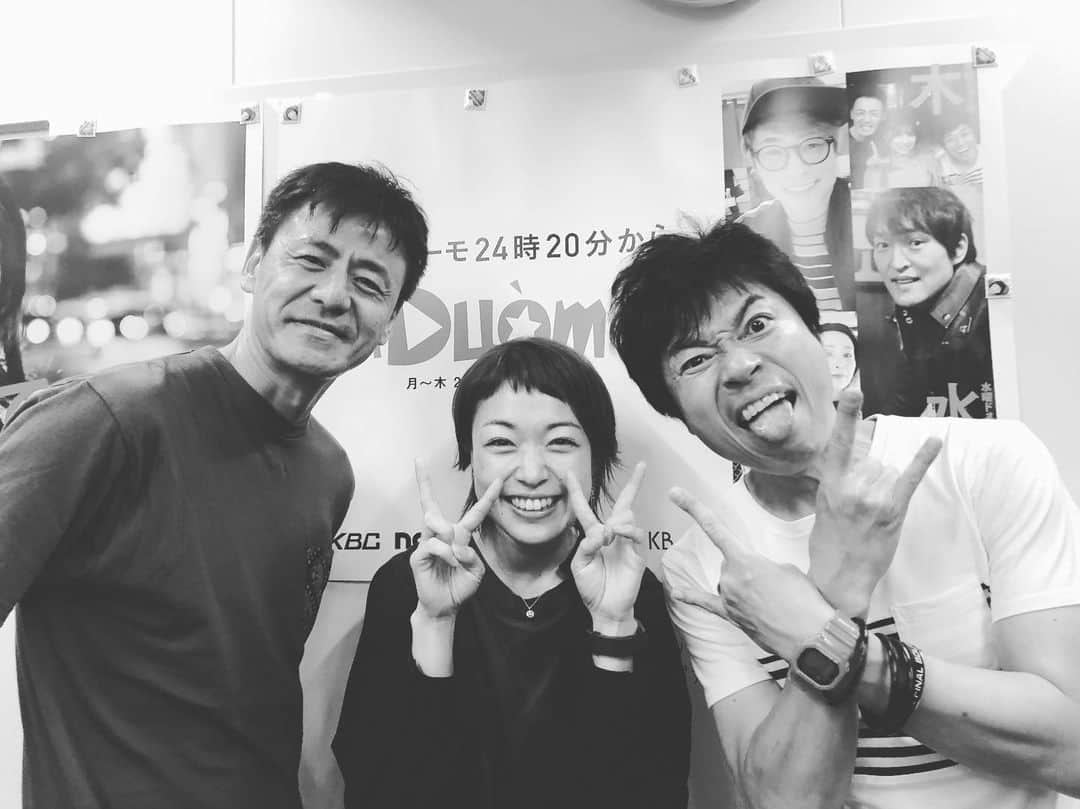 小雪さんのインスタグラム写真 - (小雪Instagram)「コンさんとのロケ終わりに岡本さんに遭遇😍 なんか嬉しかったなー😊  #なぜ白黒 ロケ終わりでぼさぼさ頭で化粧もボロボロで 顔に色がなかったから←です😂  #なつかしいメンバー？ #みんな元気にしてます  今日もお疲れ様でした💐」9月15日 22時24分 - koyuki2