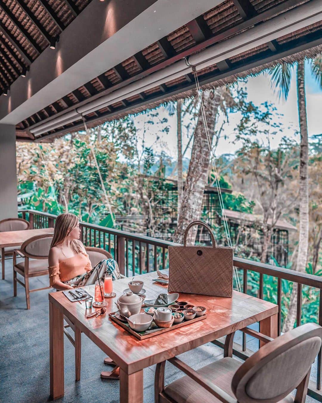 Stella Leeさんのインスタグラム写真 - (Stella LeeInstagram)「Finally back to my favorite hotel in Ubud, Hoshinoya Bali. Located deep inside the mountains surrounded by forest, Hoshinoya Bali is the perfect place to refresh body and soul, away from the busy city life. It’s as if transporting yourself back to the village life without losing the comfort of modern technology 💖 #hoshinoyabali #hoshinoresorts」9月15日 22時27分 - stellalee92