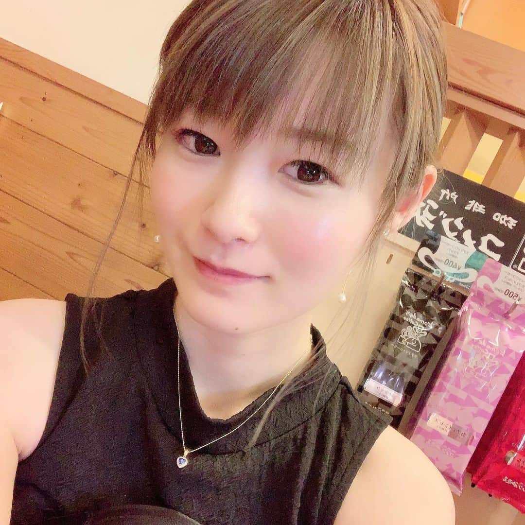 しほの涼のインスタグラム：「久々に#コメダ珈琲 🥰 岐阜に住んでた頃、あまりの美味しさにビックリした記憶がある🧐 中部地方のコメダ珈琲の拡散率すごい😂  #岐阜 #長良西小学校 卒業です笑笑 1991年産まれですが、同じ人いたりするのかな？🤔 SNSの力で会ってみたいなぁ☺️💕 確か #のびのび学年 ？みたいな名前だった気がする？？💦」