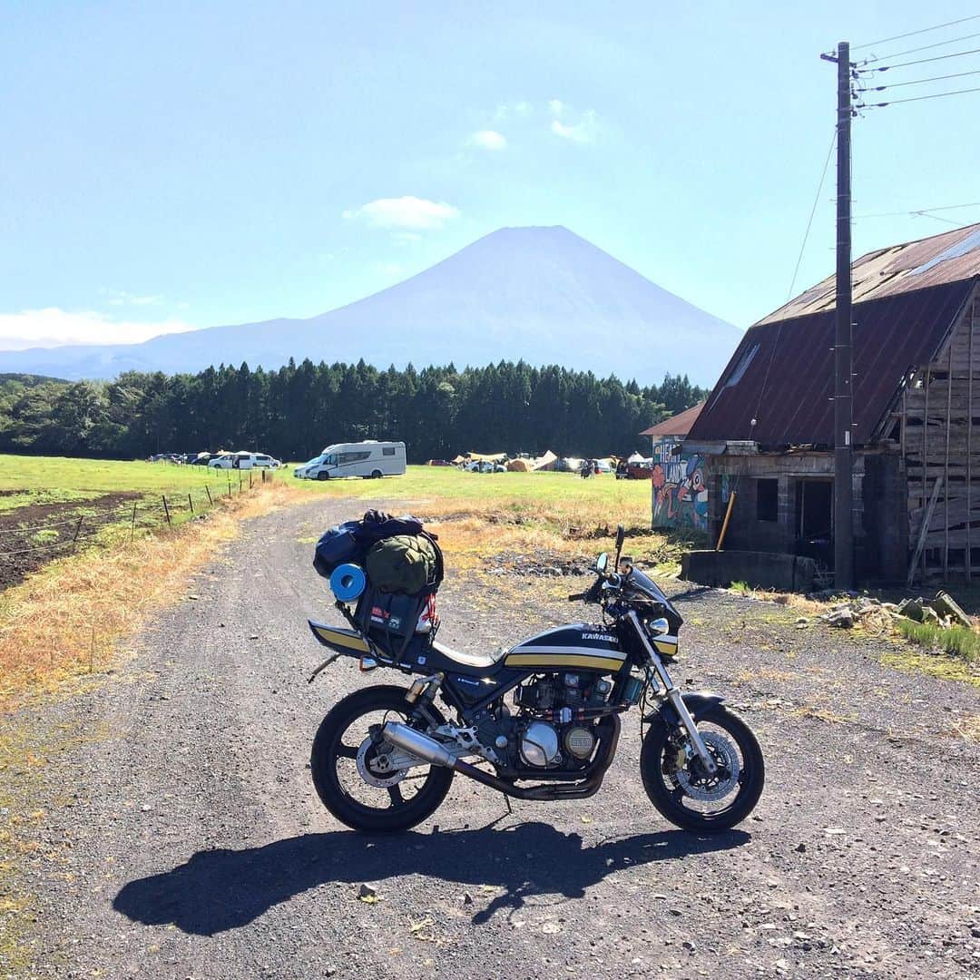 黒川忠文さんのインスタグラム写真 - (黒川忠文Instagram)「旅バイク祭りに初参加。 牧草地でのキャンプ楽しかったです！ そして、私の夏が終わる。  みんなに助けられて 本当に感謝です😊  #旅バイク祭り  #zukkokeラジオ  #ハートランド朝霧  #富士山  #ゼファー400 #グラカワ」9月15日 22時38分 - kurokawatadafumi