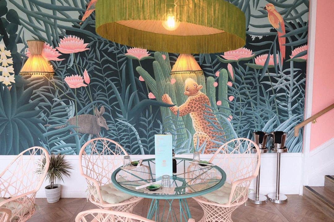 KUNIKAのインスタグラム：「きっと、アンリ・ルソーの『夢』をオマージュした壁紙🌿🐅🌺🐍🐒 #london」