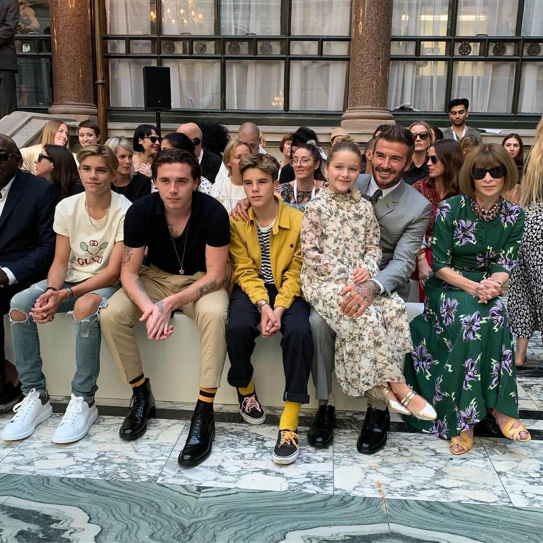 Vogue Parisさんのインスタグラム写真 - (Vogue ParisInstagram)「Family photo: once again, @VictoriaBeckham’s family came out today in full force to support her from the front row  #VictoriaBeckham @DavidBeckham」9月15日 22時33分 - voguefrance