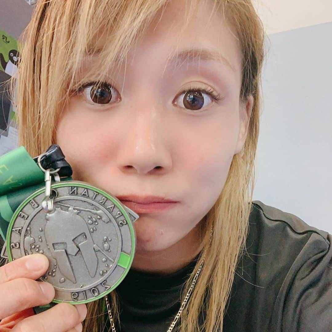 渡辺華奈さんのインスタグラム写真 - (渡辺華奈Instagram)「. . 今年3回目のスパルタンレース！ 21km＋障害物30個 無事、全員ゴールしました！ スキー場を全コース走って制覇した感じ！ . 8時間かけて父母ゴール👏 自分は4時間半でエリート9位😭 山とこんな長距離全く走らないくせに勢いで行ける！と思って走り出したがダメダメでした笑  長い距離、山道になればなるほどちゃんと専門的な練習が必須だ、、！！ 上位の人は本当にすごい👏 兄ちゃんはガチの熱中症になって計1時間くらい途中途中で休んだみたいだけど4時間20分でゴールした😂 . 下りってあんなきついんだ、、 気合いと根性には限界があった白目 . 平坦な道がなく本当にキツかったので両親の完走は本当にすごい！ 親の年齢は伏せるけど私が31歳だからいい歳です！笑 . これで全3カテゴリー （5km＋障害物20.、13km＋障害物25、21km＋障害物30） 家族で全て完走🏃‍♂️🗻 メダルをコンプリートしトライエフェクタというのを達成しました👏！ トライエフェクタを目標に父母は頑張っていたので渡辺家スパルタンレース挑戦は一旦おわり^_^ . . #ちなみに母渡辺華奈Tシャツ着用 #スパルタンレース  #spartanrace  #ガーラ湯沢 #スキー場はやっぱり滑るところ #スノボしたい #トライエフェクタ #渡辺家 #筋肉女子 #トレーニング #トレイルラン  #ランニング #障害物走 #ウルトラマン の格好の人がいた #これが本当のウルトラマン #日焼けエグい #新潟ビースト #beast」9月15日 22時33分 - kana_0821