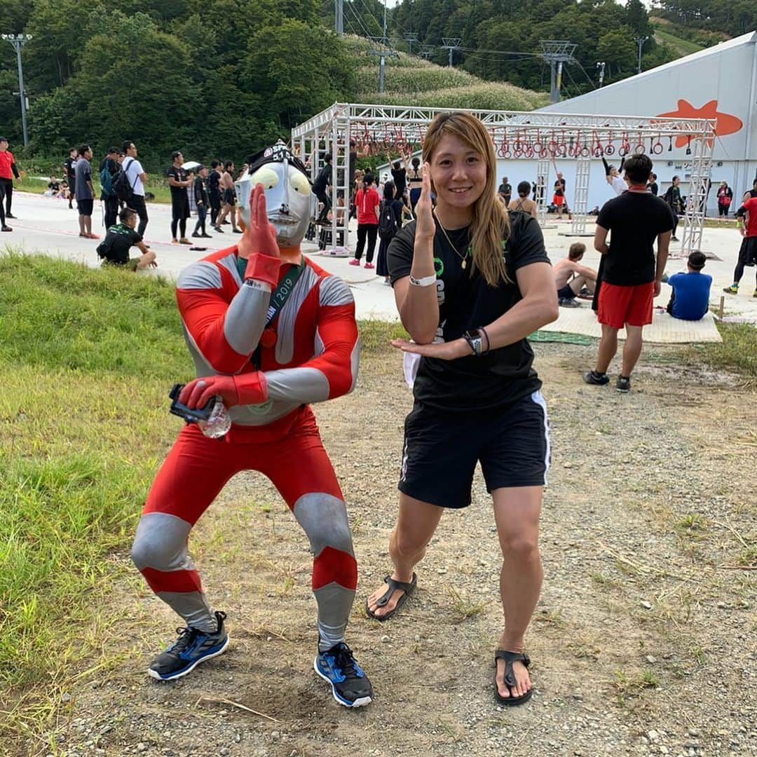 渡辺華奈さんのインスタグラム写真 - (渡辺華奈Instagram)「. . 今年3回目のスパルタンレース！ 21km＋障害物30個 無事、全員ゴールしました！ スキー場を全コース走って制覇した感じ！ . 8時間かけて父母ゴール👏 自分は4時間半でエリート9位😭 山とこんな長距離全く走らないくせに勢いで行ける！と思って走り出したがダメダメでした笑  長い距離、山道になればなるほどちゃんと専門的な練習が必須だ、、！！ 上位の人は本当にすごい👏 兄ちゃんはガチの熱中症になって計1時間くらい途中途中で休んだみたいだけど4時間20分でゴールした😂 . 下りってあんなきついんだ、、 気合いと根性には限界があった白目 . 平坦な道がなく本当にキツかったので両親の完走は本当にすごい！ 親の年齢は伏せるけど私が31歳だからいい歳です！笑 . これで全3カテゴリー （5km＋障害物20.、13km＋障害物25、21km＋障害物30） 家族で全て完走🏃‍♂️🗻 メダルをコンプリートしトライエフェクタというのを達成しました👏！ トライエフェクタを目標に父母は頑張っていたので渡辺家スパルタンレース挑戦は一旦おわり^_^ . . #ちなみに母渡辺華奈Tシャツ着用 #スパルタンレース  #spartanrace  #ガーラ湯沢 #スキー場はやっぱり滑るところ #スノボしたい #トライエフェクタ #渡辺家 #筋肉女子 #トレーニング #トレイルラン  #ランニング #障害物走 #ウルトラマン の格好の人がいた #これが本当のウルトラマン #日焼けエグい #新潟ビースト #beast」9月15日 22時33分 - kana_0821