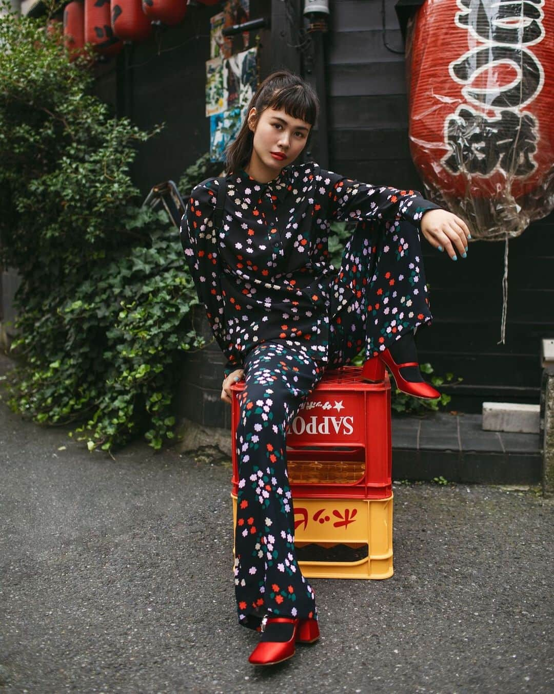 マリメッコさんのインスタグラム写真 - (マリメッコInstagram)「Fall in love with flowers in the sky. The Tokyo based illustrator Shen Tanaka is wearing the airy Toiveikas silk shirt and the relaxed Vajanto trousers with Taivaankukat  pattern by Maija Isola. The delicate Taivaankukat (sky flowers) floral from 1970 brings to mind stars twinkling in the night sky.  #marimekko #boldbynature」9月15日 22時35分 - marimekko