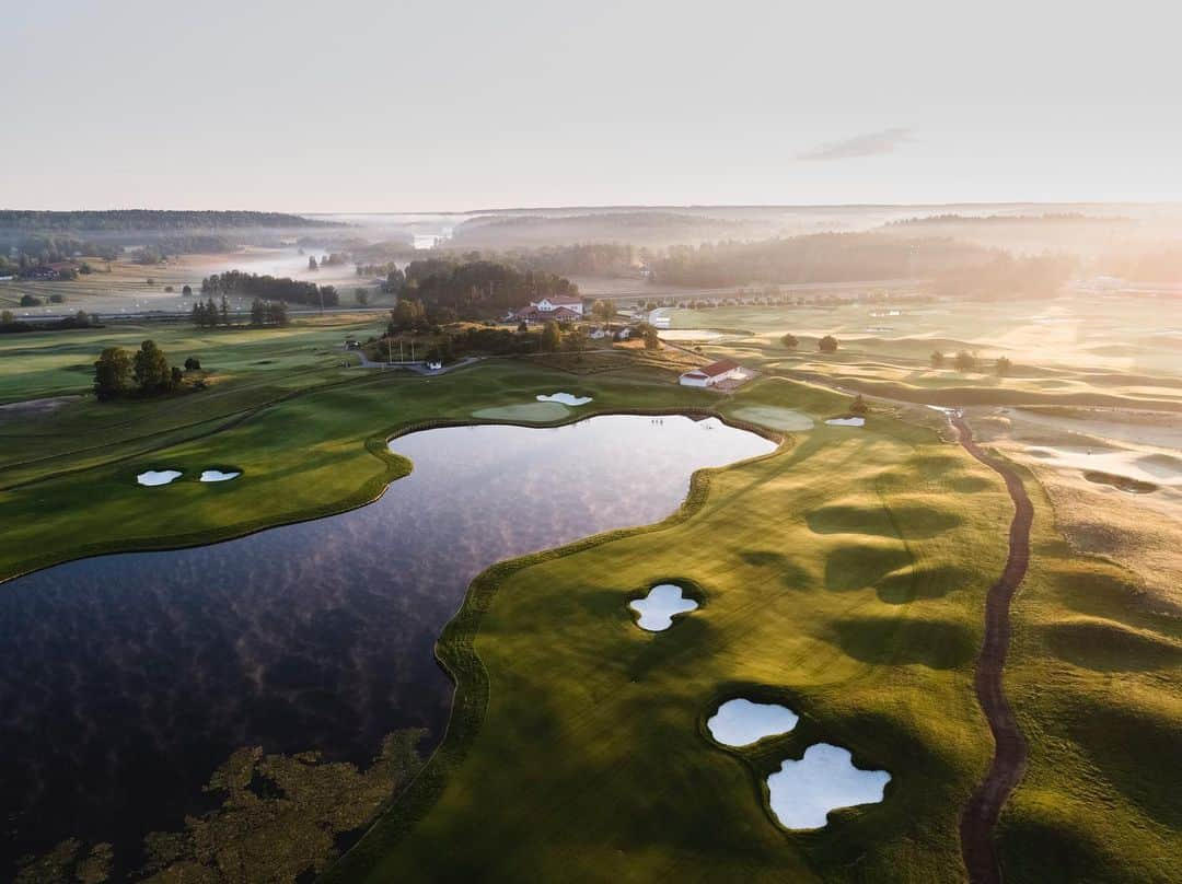 ヘンリク・ステンソンさんのインスタグラム写真 - (ヘンリク・ステンソンInstagram)「Start with a dream. Add perspective. Finish with perfection.  I’m extremely proud to hit the opening shot @henrikstensongolfdesign first golfcourse, Öster by Stenson @osterakergk . A huge thanks to everyone involved in this projcect!」9月15日 22時40分 - henrikstenson