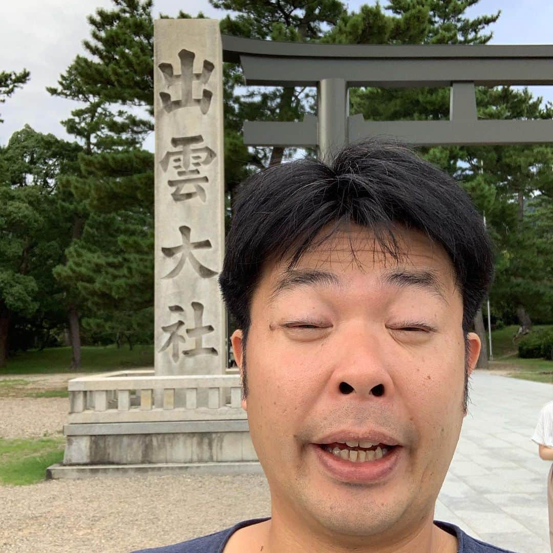 西川晃啓のインスタグラム：「気絶パワースポット  神様にお会い出来て気絶  #あるある探検隊#レギュラー#気絶#気絶の日々#ギャグ#島根#出雲大社#神様#パワー#参拝#ロケ#本日#営業#沼津#宿泊」